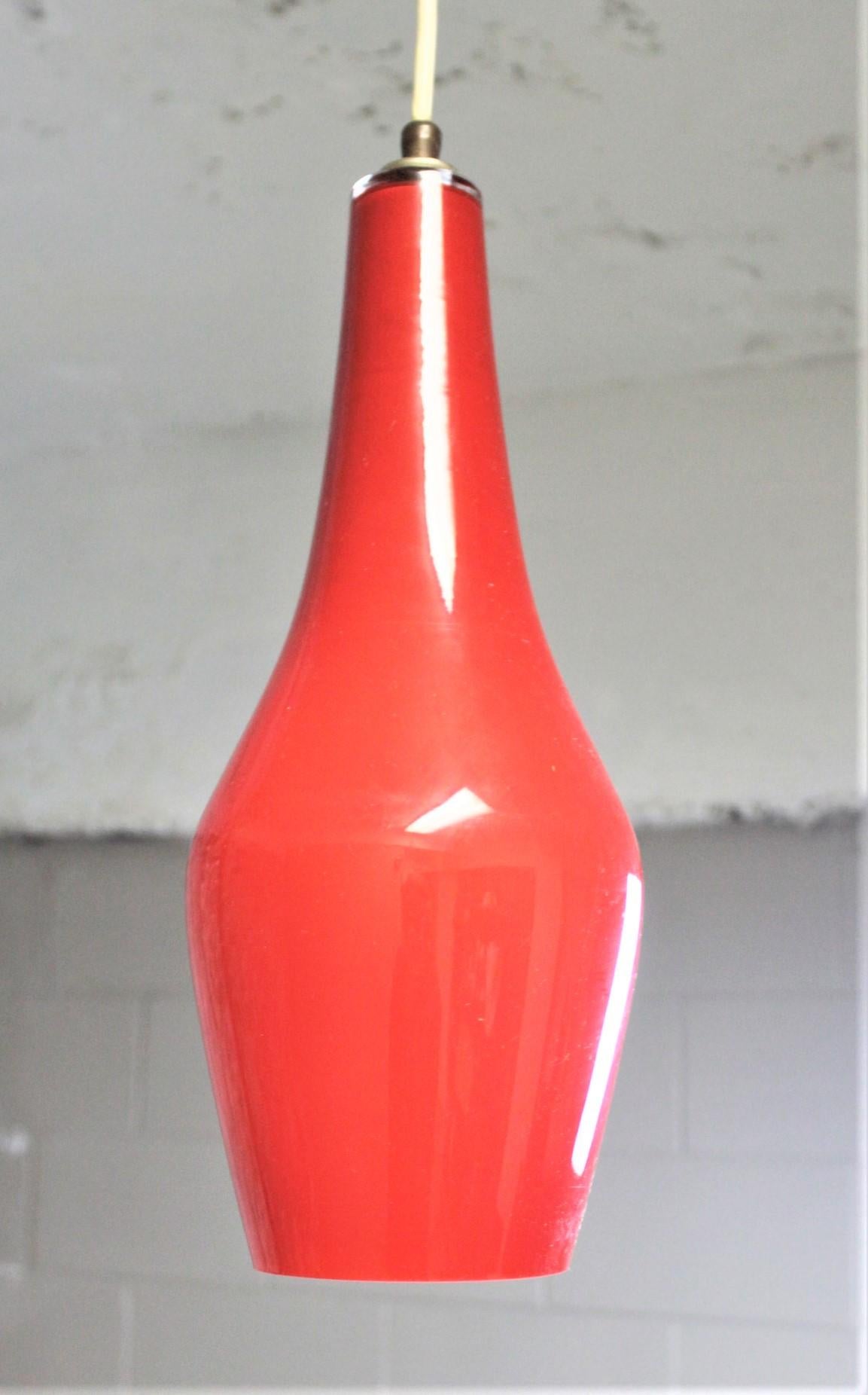 Moderne mundgeblasene rote Teardrop-Glas-Hängeleuchte aus der Jahrhundertmitte (Moderne der Mitte des Jahrhunderts) im Angebot