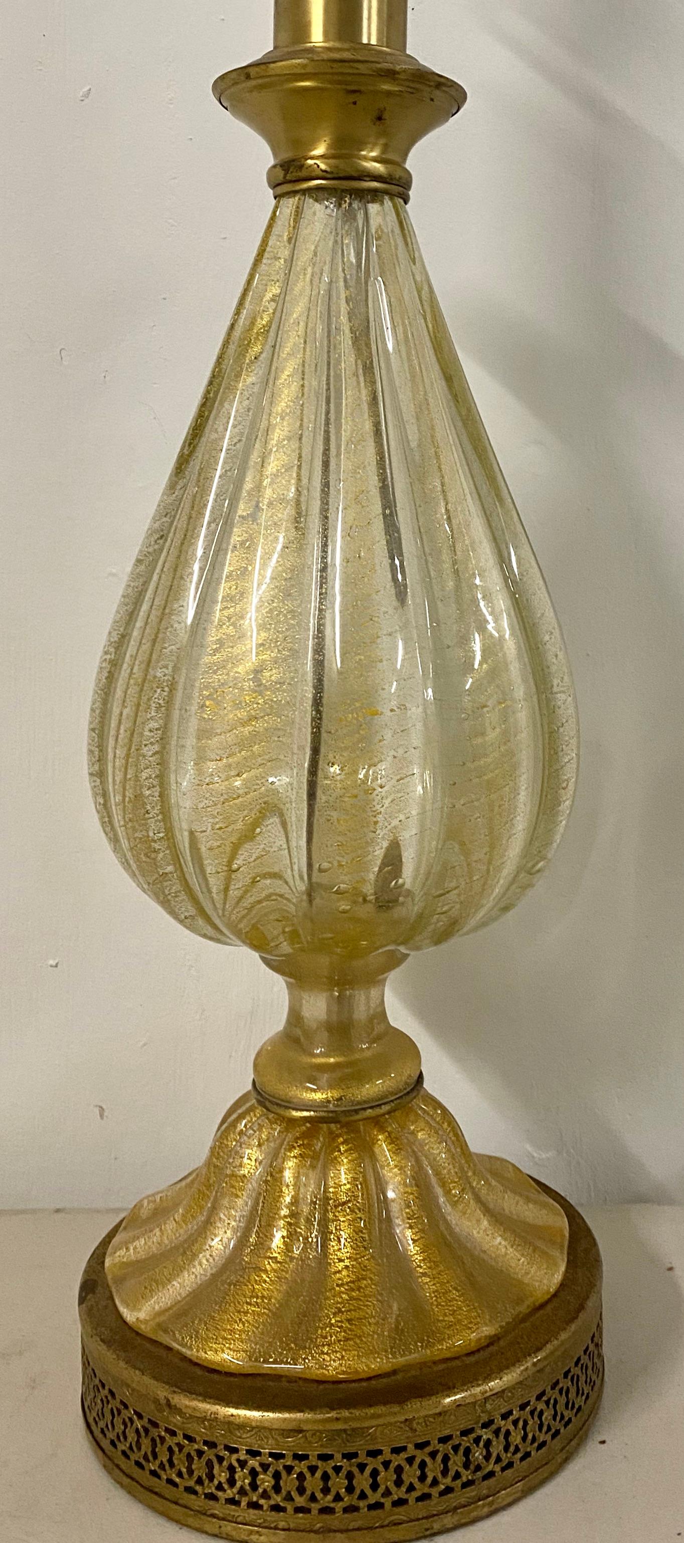 Moderne mundgeblasene Goldstaublampe aus der Jahrhundertmitte, um 1950

Handgeblasene Lampe mit goldbestäubter Innenseite auf einem Messingfuß

Maße: 7.5