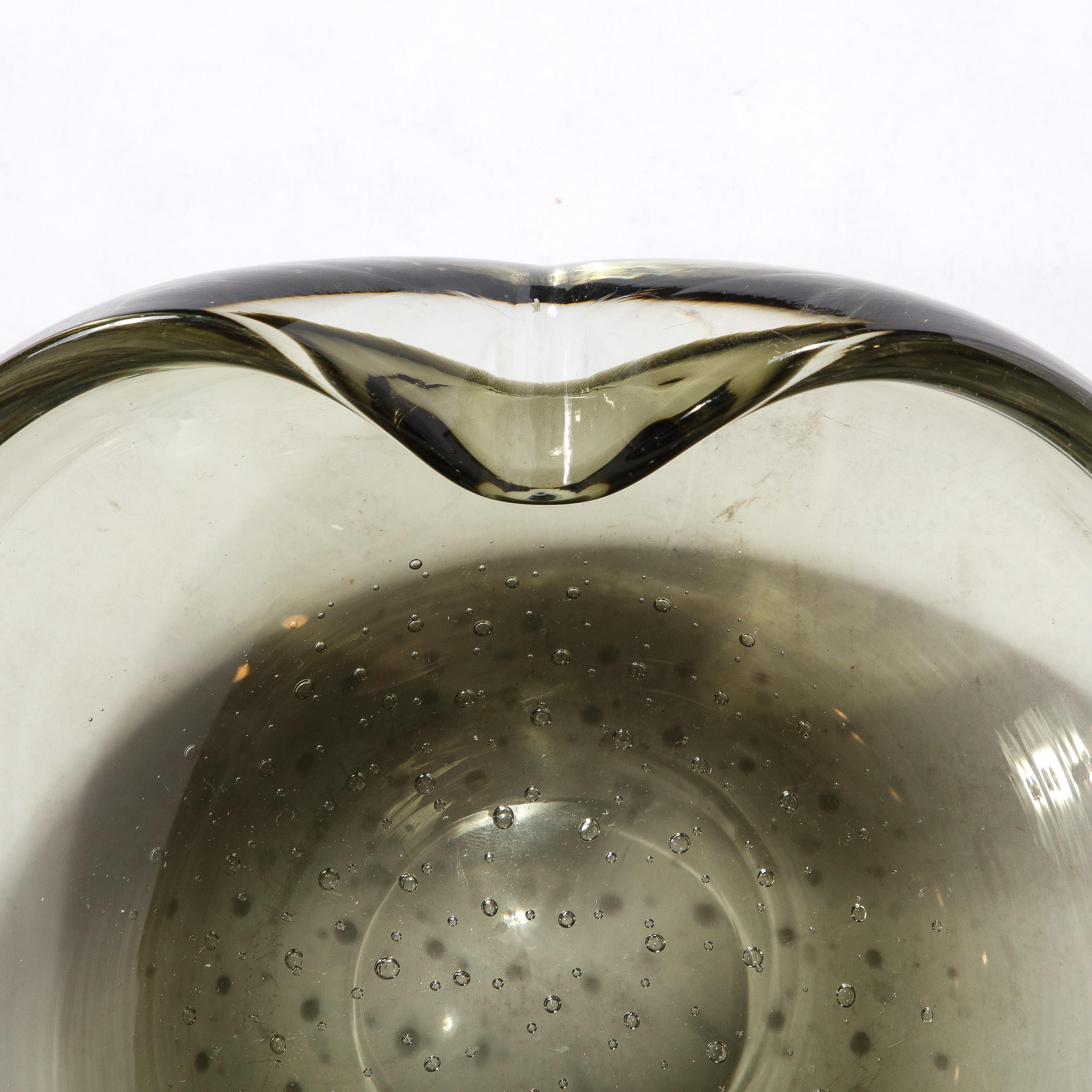 Mid-Century Modern Bol/plat en verre de Murano fumé, soufflé à la main, moderne du milieu du siècle en vente