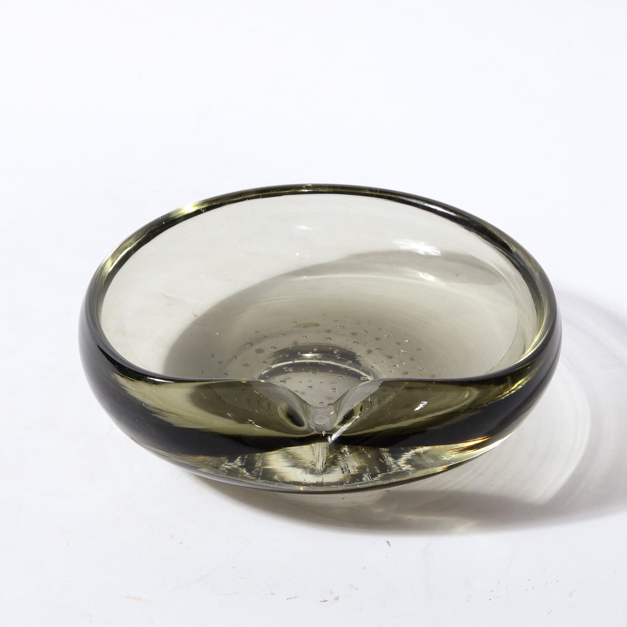 Schale/Schale aus mundgeblasenem, rauchfarbenem Muranoglas, Mid-Century Modern (Italienisch) im Angebot