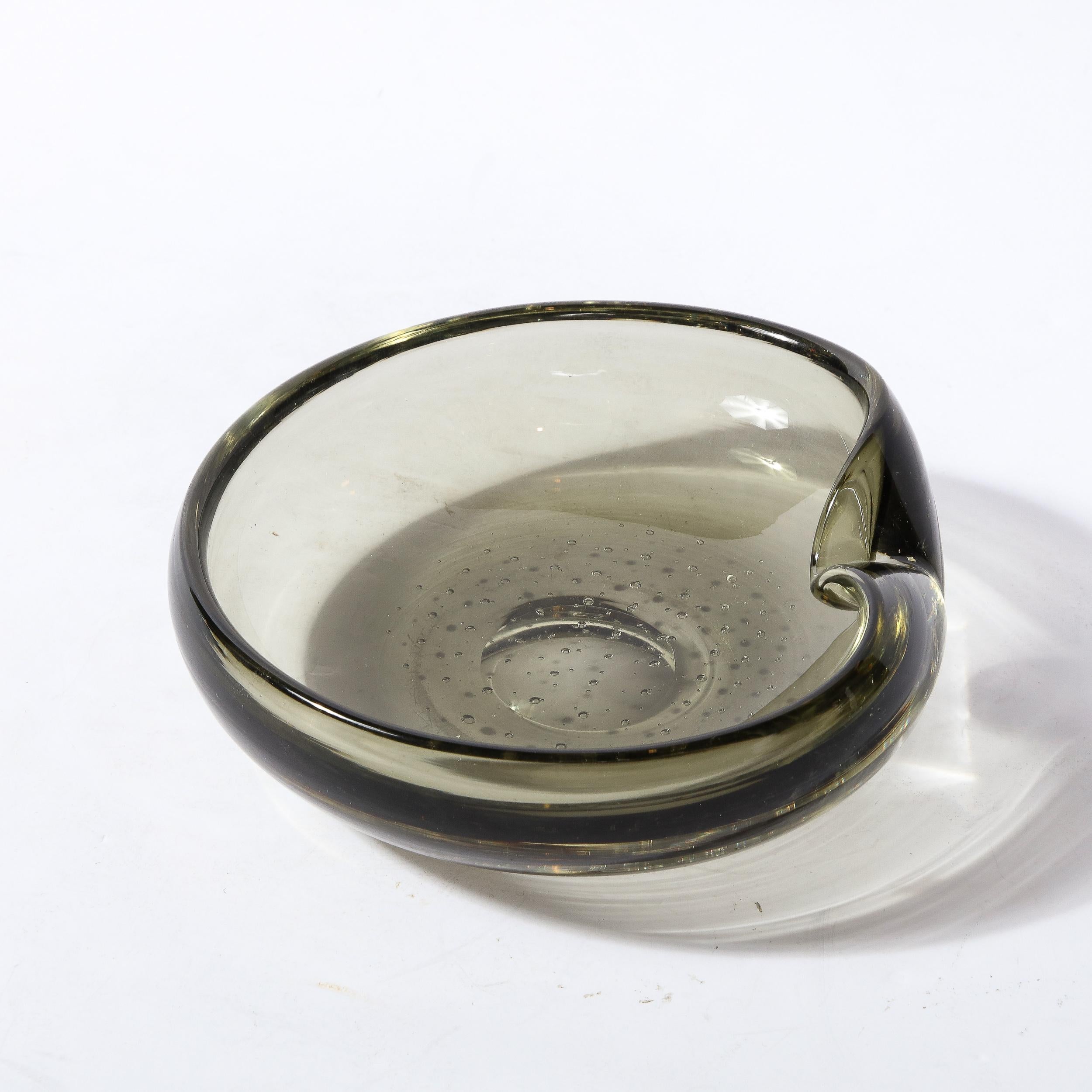 Fin du 20e siècle Bol/plat en verre de Murano fumé, soufflé à la main, moderne du milieu du siècle en vente
