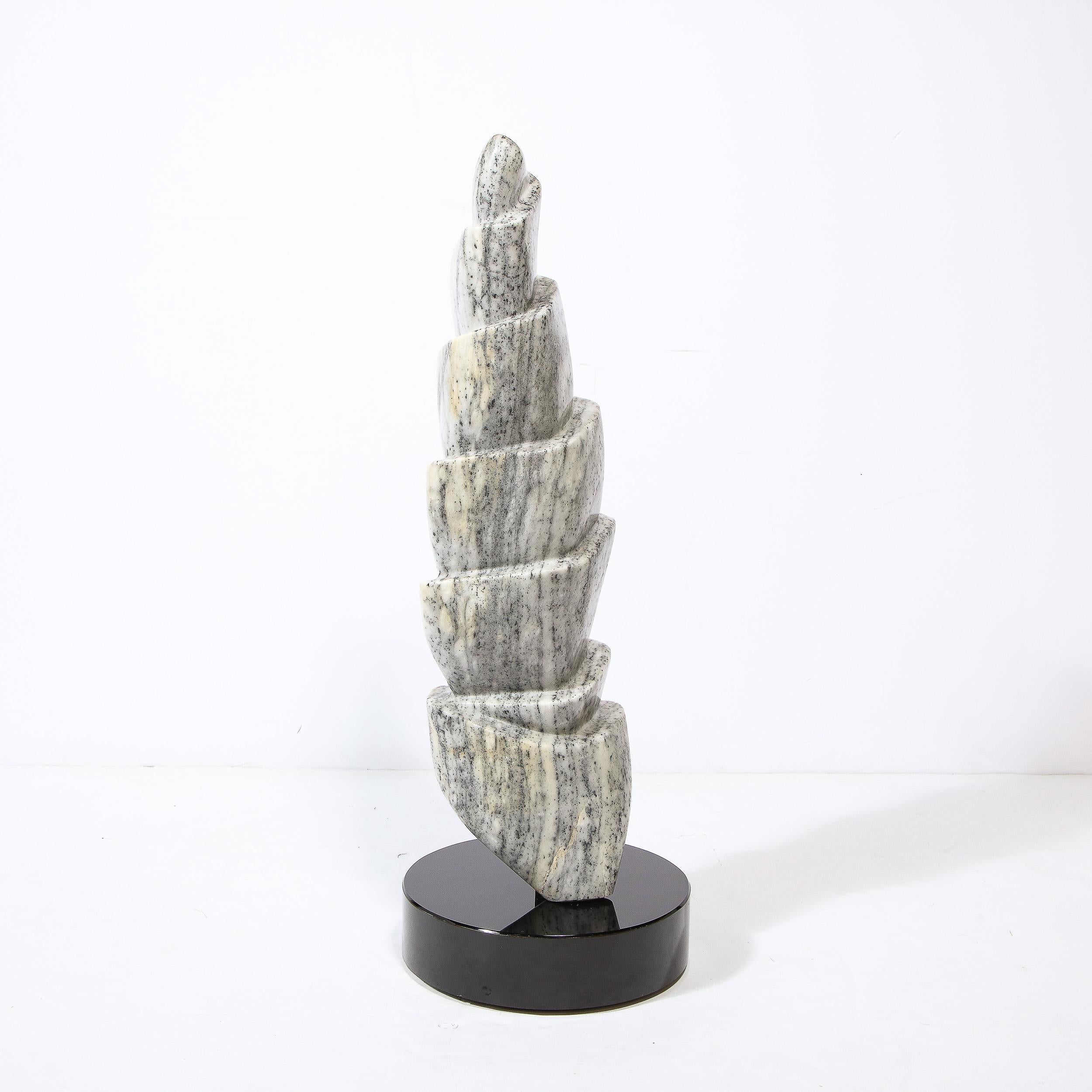 Sculpture en granit de Grisaille sculptée à la main, mi-siècle moderne en vente 5