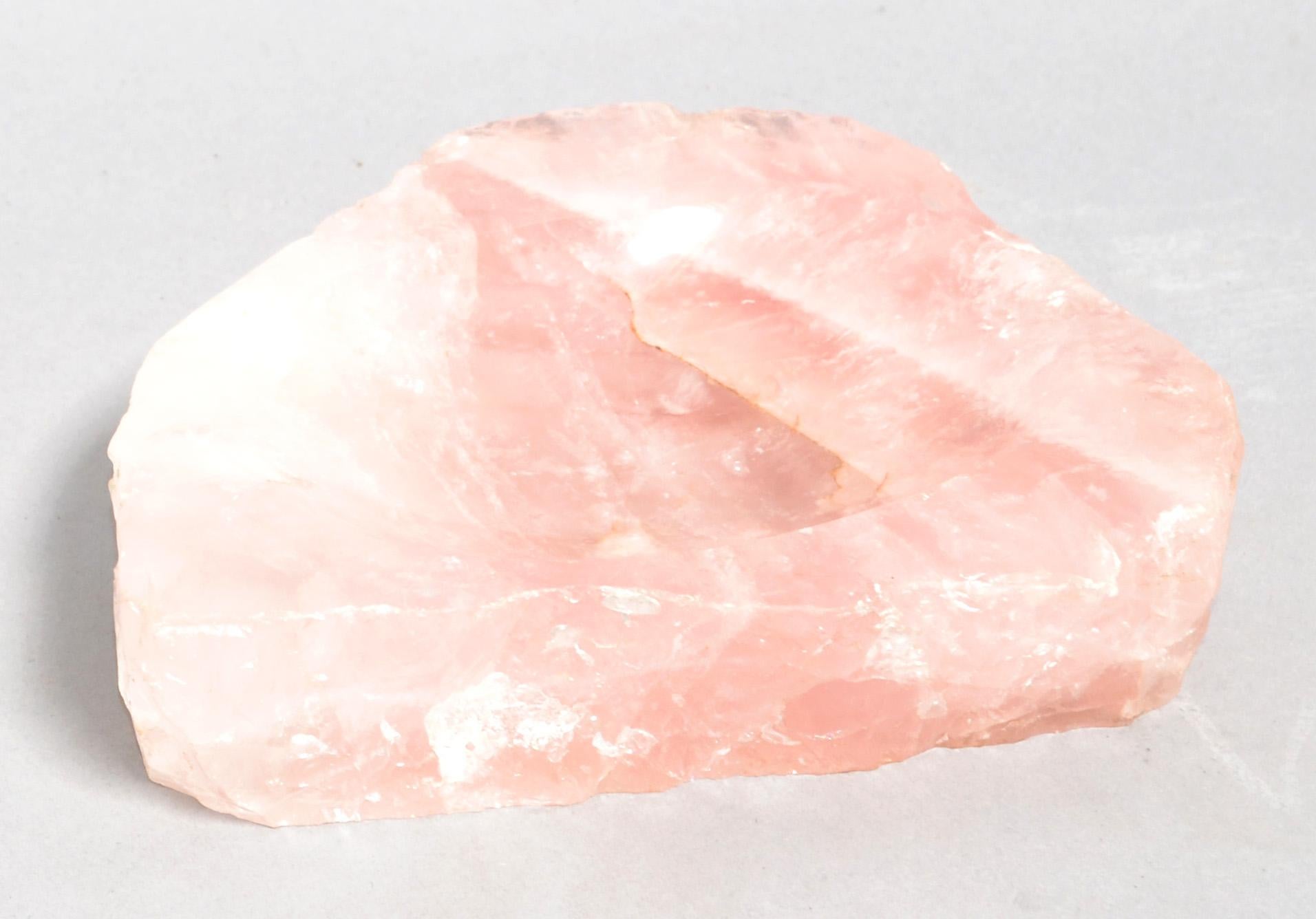 Vide-poche moderne du milieu du siècle en cristal de roche rose sculpté à la main, 1970 en vente 4