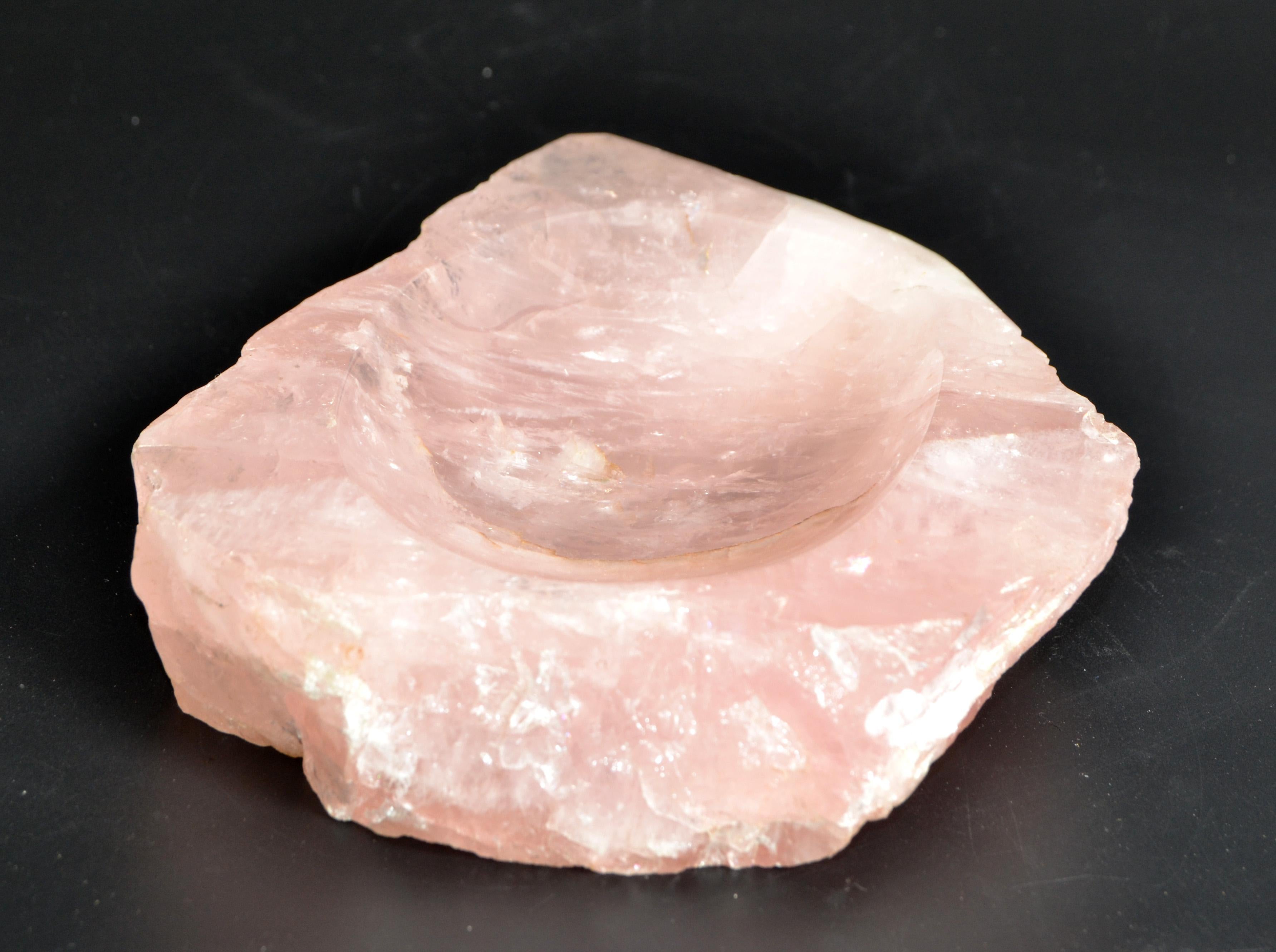 Mid-Century Modern Bol vide-poche en cristal de roche rose sculpté à la main The Moderns, 1970 en vente