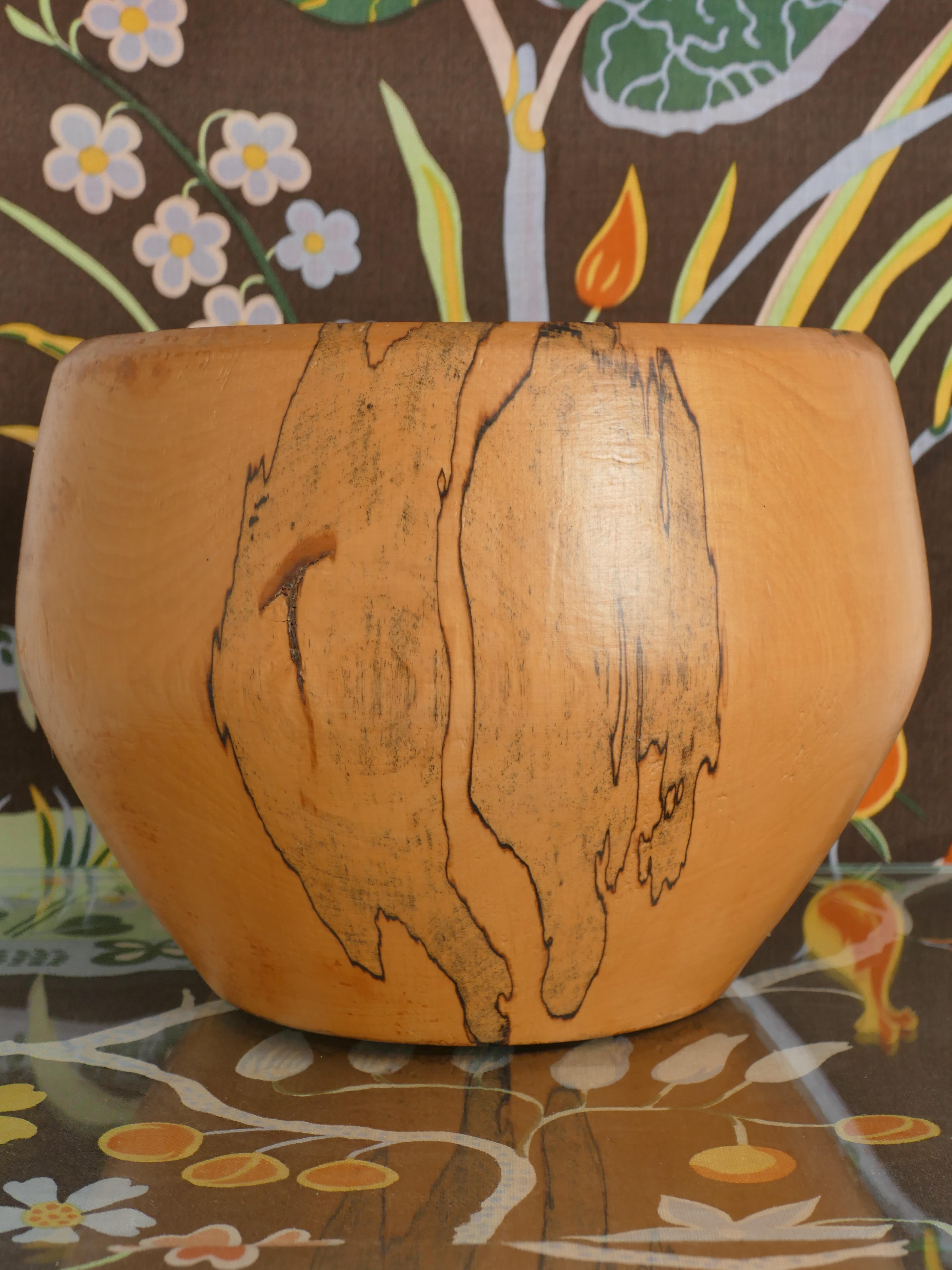 Un bol en bois sculpté à la main très élégant. Bois massif, probablement du bouleau. 

Qu'il soit exposé en tant qu'œuvre d'art autonome ou utilisé de manière pratique pour contenir des fruits, des éléments décoratifs ou même comme pièce maîtresse