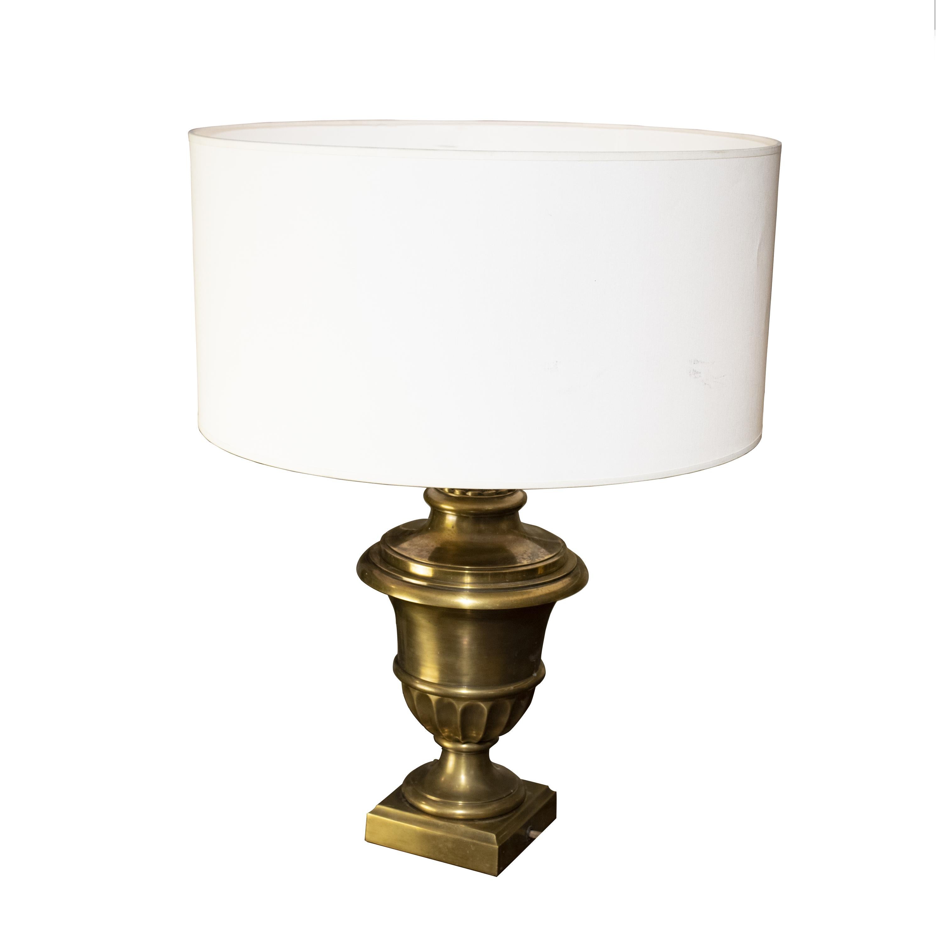 France table lamp with an hourglass-shaped structure and a rectangular base. 
The lampshade is made of an Off-white fabric.

Measurements:
Screen High: 25 cm
Width base: 22cm
Depth base: 13,7 cm
High: 66 cm