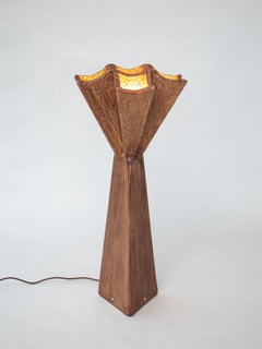 Lámpara de pie escultórica decorativa de madera maciza hecha a mano moderna de mediados de siglo PRESENCIA