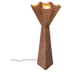 Lámpara de pie escultórica decorativa de madera maciza hecha a mano moderna de mediados de siglo PRESENCIA