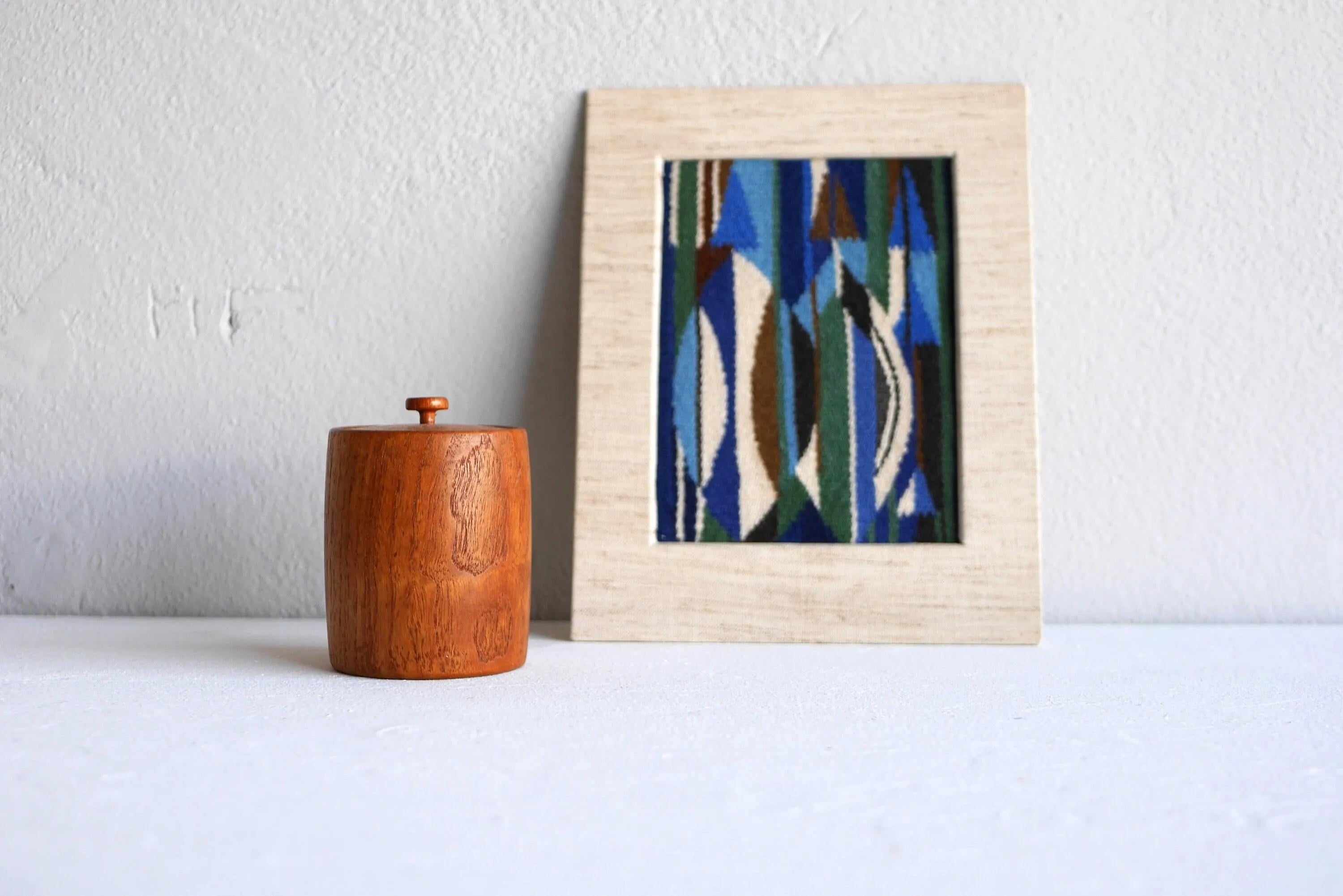 Appendiabiti da parete a punta d'ago ricamato a mano, metà del secolo scorso, 1975 In condizioni buone in vendita a Skarpnäck, SE