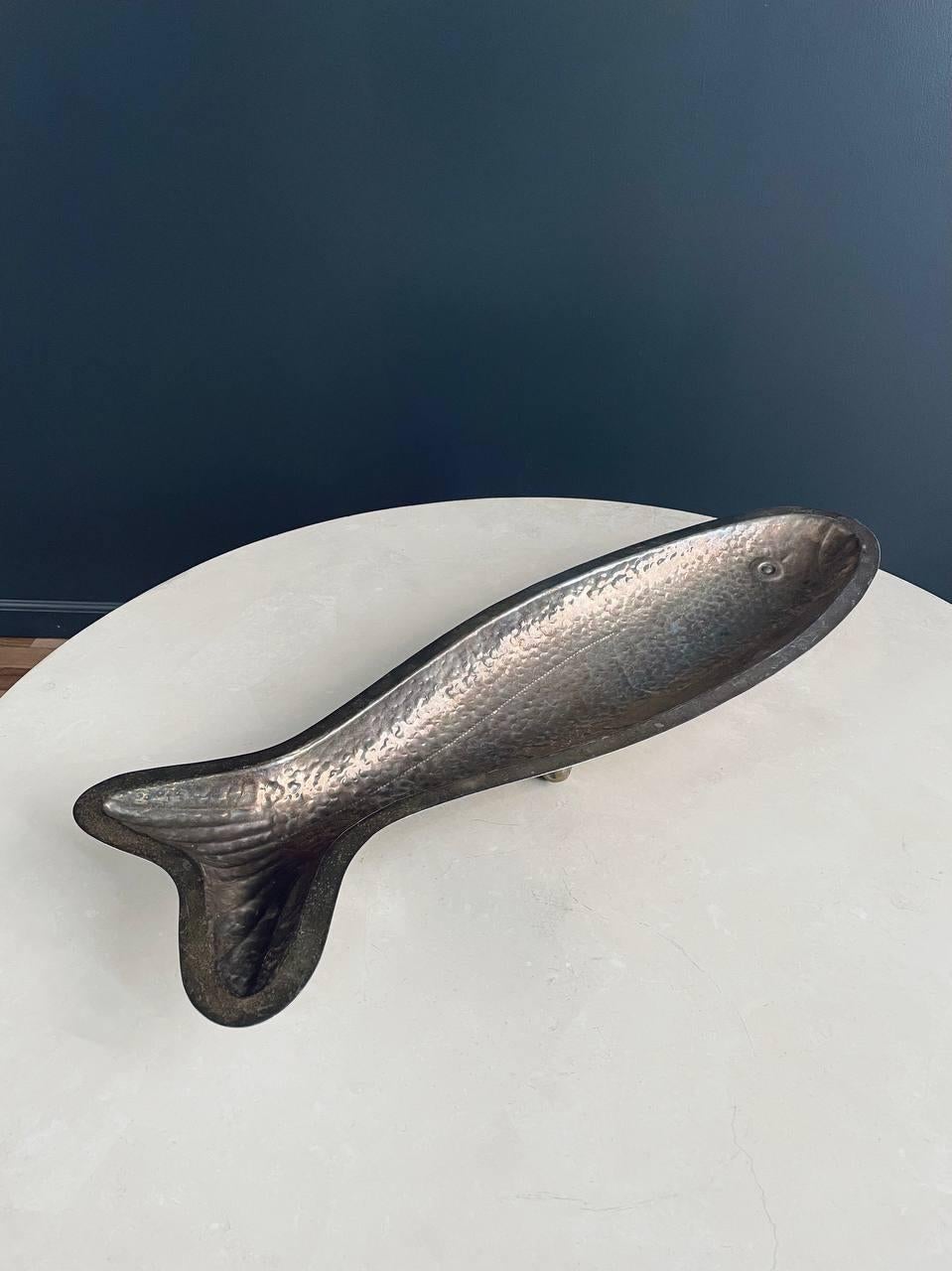 Moderner handgehämmerter Fischservierteller aus Silber von Marilena Mariotto aus der Mitte des Jahrhunderts (Moderne der Mitte des Jahrhunderts) im Angebot