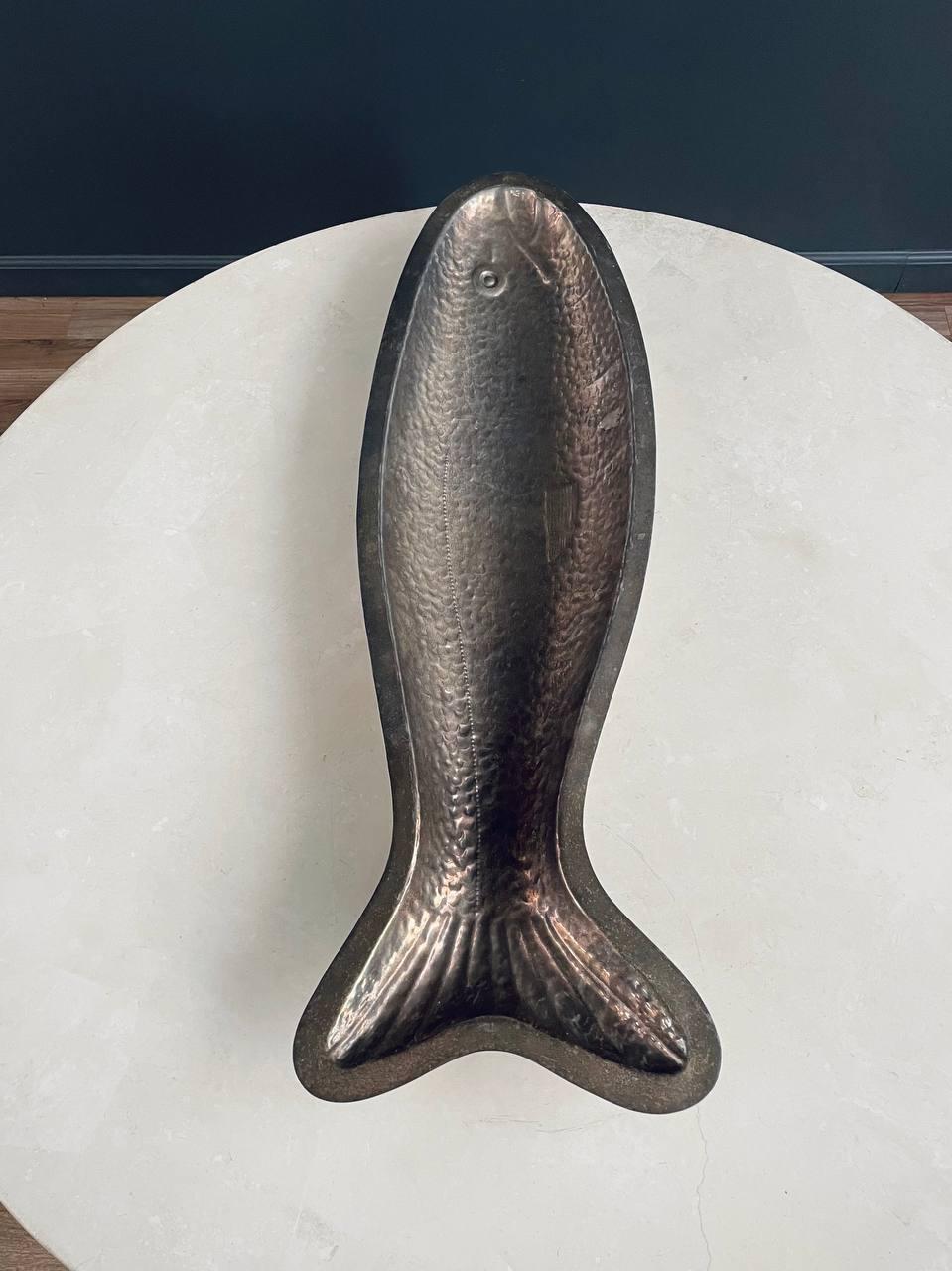 Moderner handgehämmerter Fischservierteller aus Silber von Marilena Mariotto aus der Mitte des Jahrhunderts (Brasilianisch) im Angebot