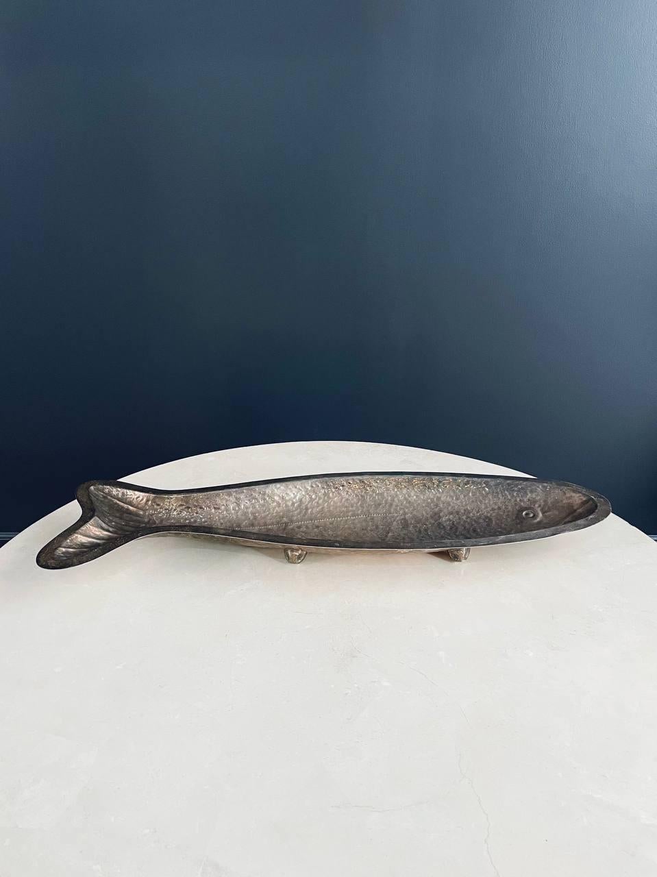 Moderner handgehämmerter Fischservierteller aus Silber von Marilena Mariotto aus der Mitte des Jahrhunderts im Zustand „Gut“ im Angebot in Los Angeles, CA