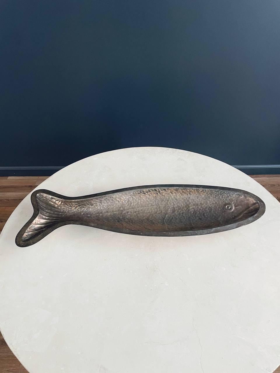 Moderner handgehämmerter Fischservierteller aus Silber von Marilena Mariotto aus der Mitte des Jahrhunderts (Mitte des 20. Jahrhunderts) im Angebot