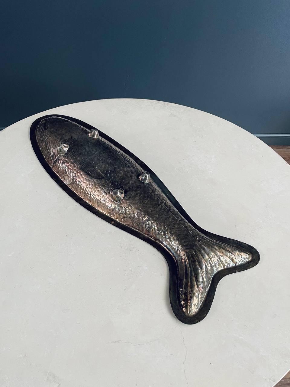Moderner handgehämmerter Fischservierteller aus Silber von Marilena Mariotto aus der Mitte des Jahrhunderts (Metall) im Angebot
