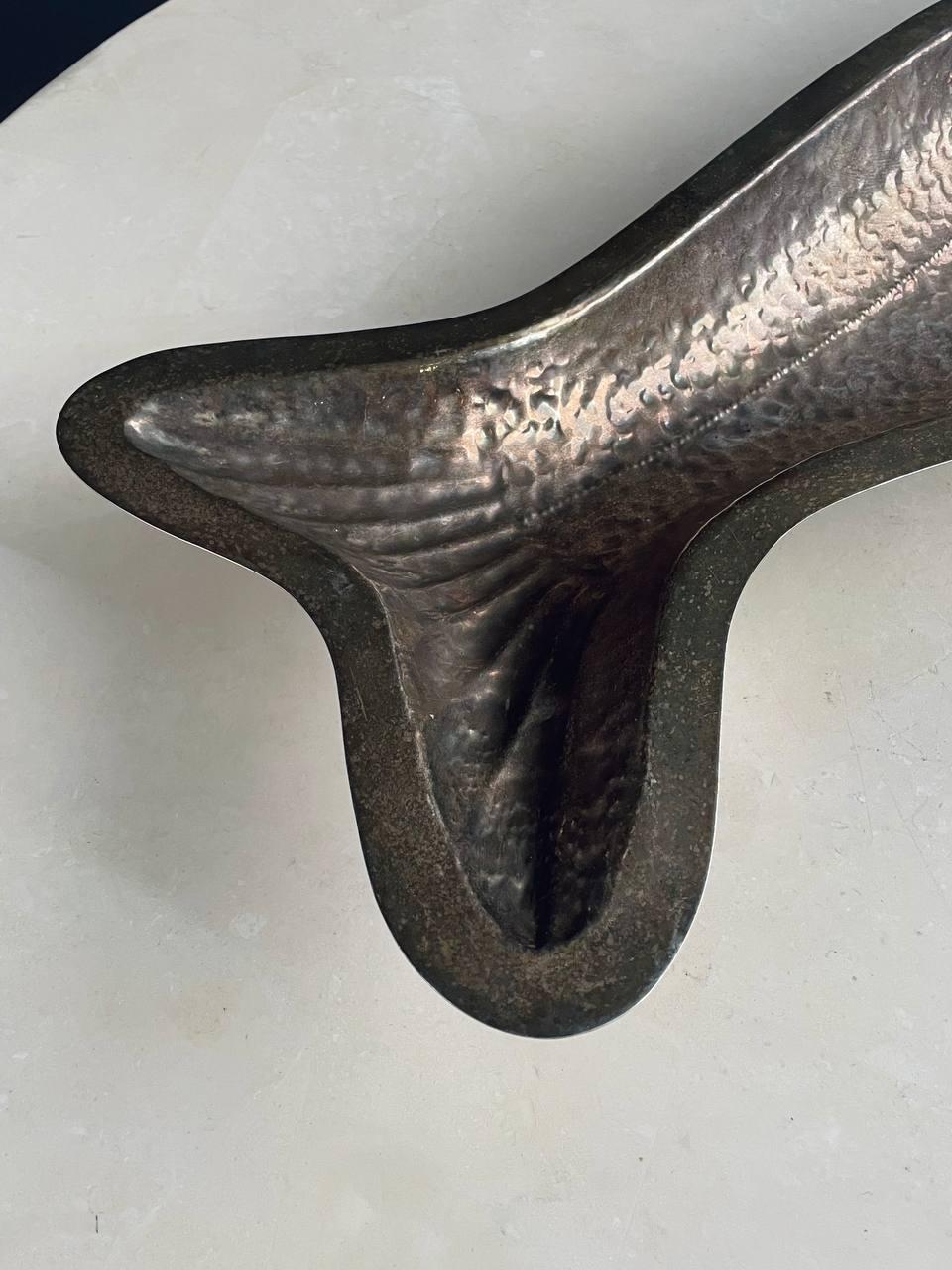 Moderner handgehämmerter Fischservierteller aus Silber von Marilena Mariotto aus der Mitte des Jahrhunderts im Angebot 1
