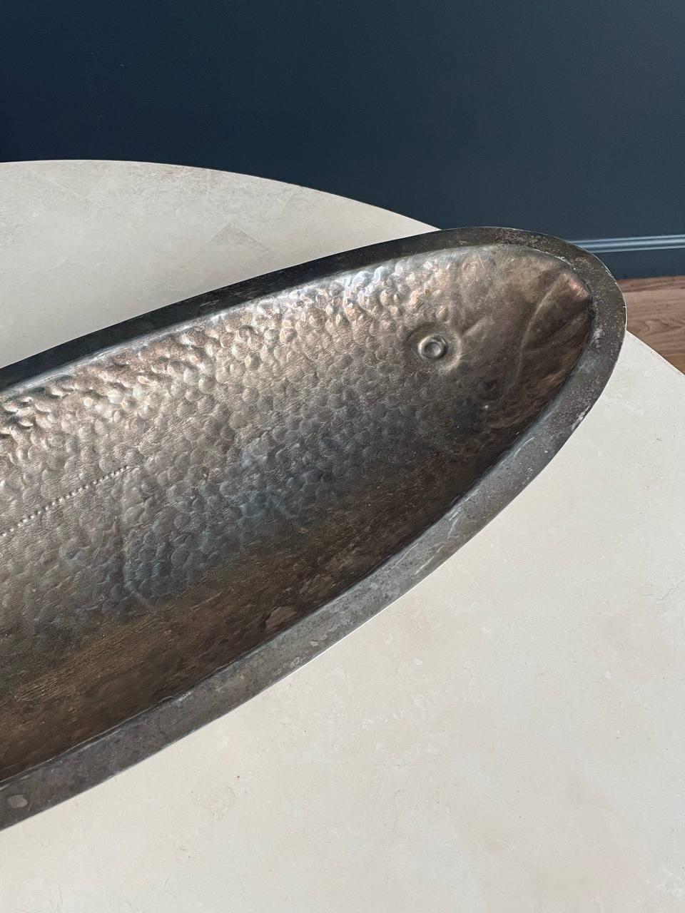 Moderner handgehämmerter Fischservierteller aus Silber von Marilena Mariotto aus der Mitte des Jahrhunderts im Angebot 2