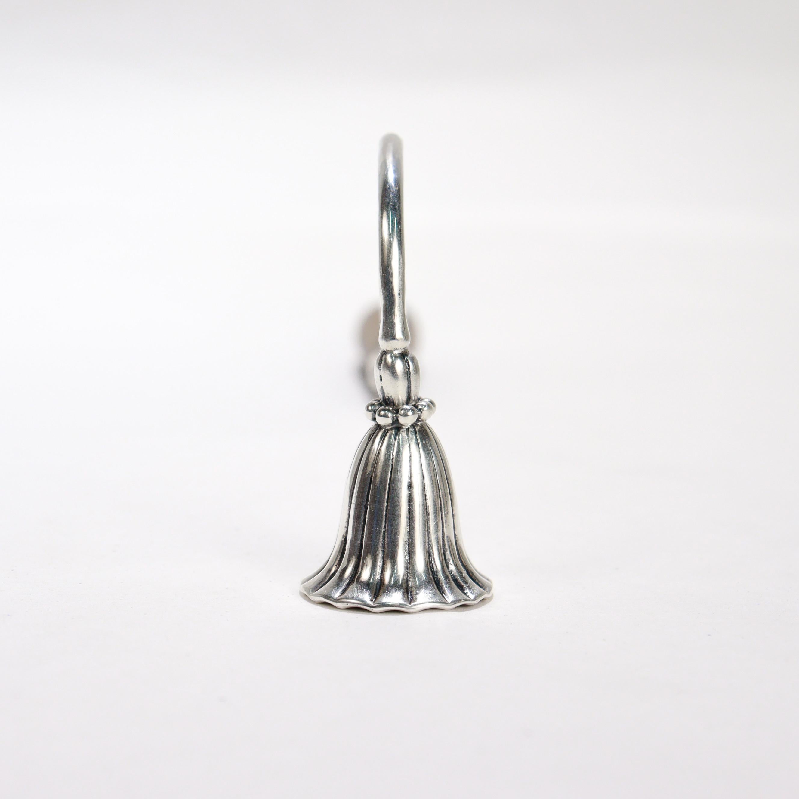 Candeliere in argento martellato a mano in stile Mid-Century Modern con manico in Wood in vendita 5