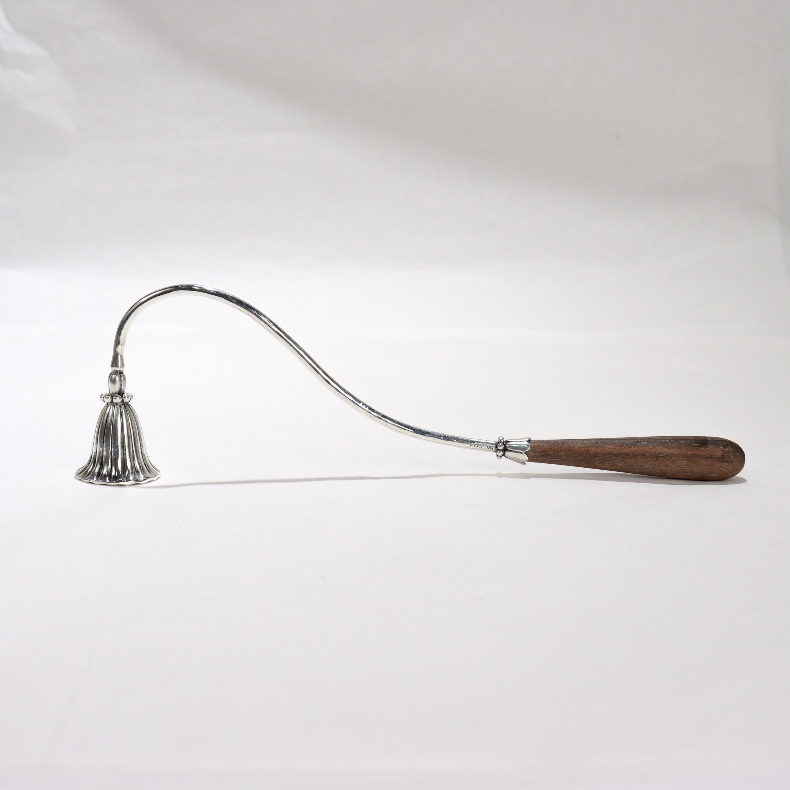 Un raffinato smoccolatore di candele vintage del Mid-Century americano.

In the style of George Inness o La Paglia.

In argento sterling martellato a mano.

Con manico in legno di teak.

Marcato sul collo per Sterling

Semplicemente un meraviglioso