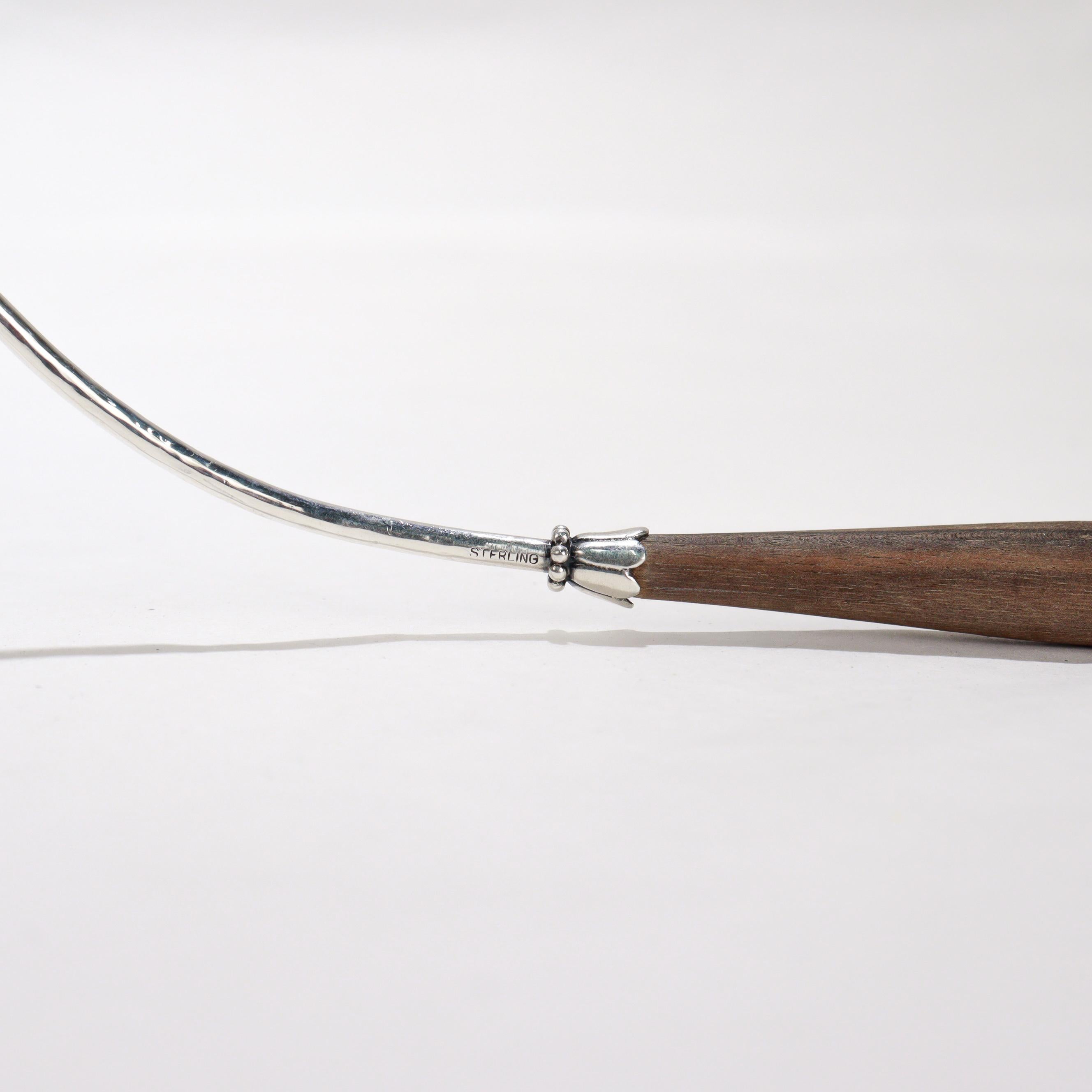 Mid-Century moderno Candeliere in argento martellato a mano in stile Mid-Century Modern con manico in Wood in vendita