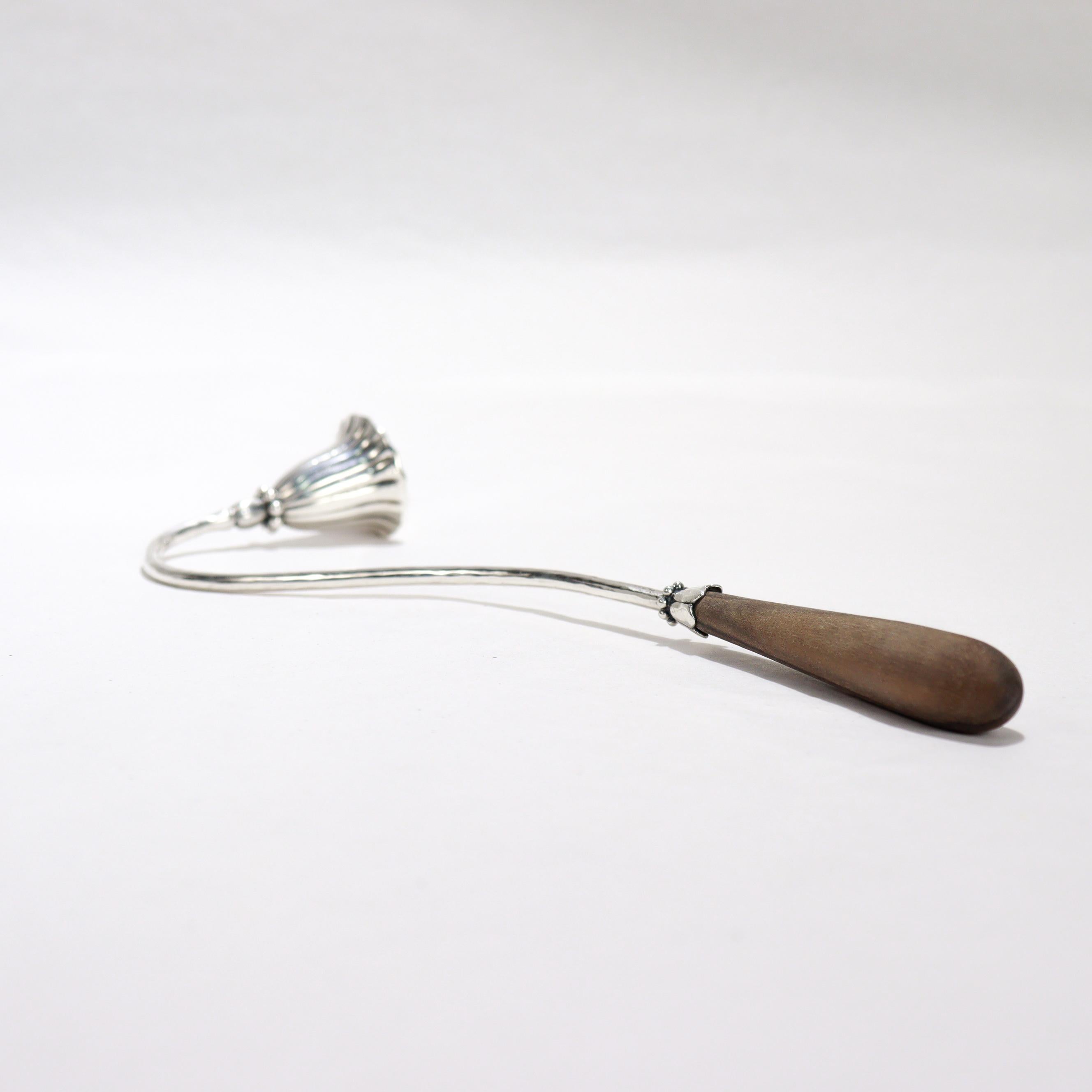 Candeliere in argento martellato a mano in stile Mid-Century Modern con manico in Wood in vendita 1