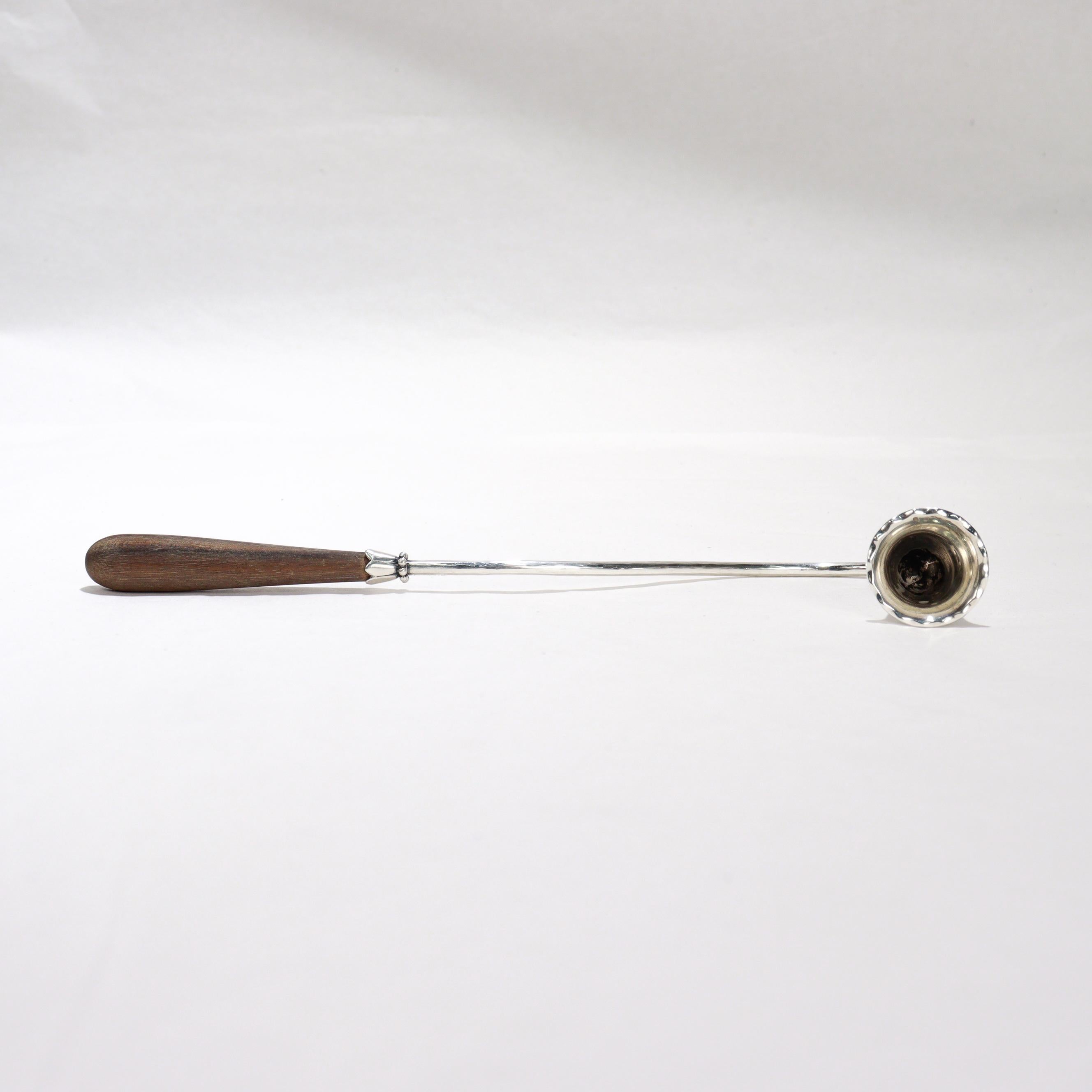 Candeliere in argento martellato a mano in stile Mid-Century Modern con manico in Wood in vendita 2