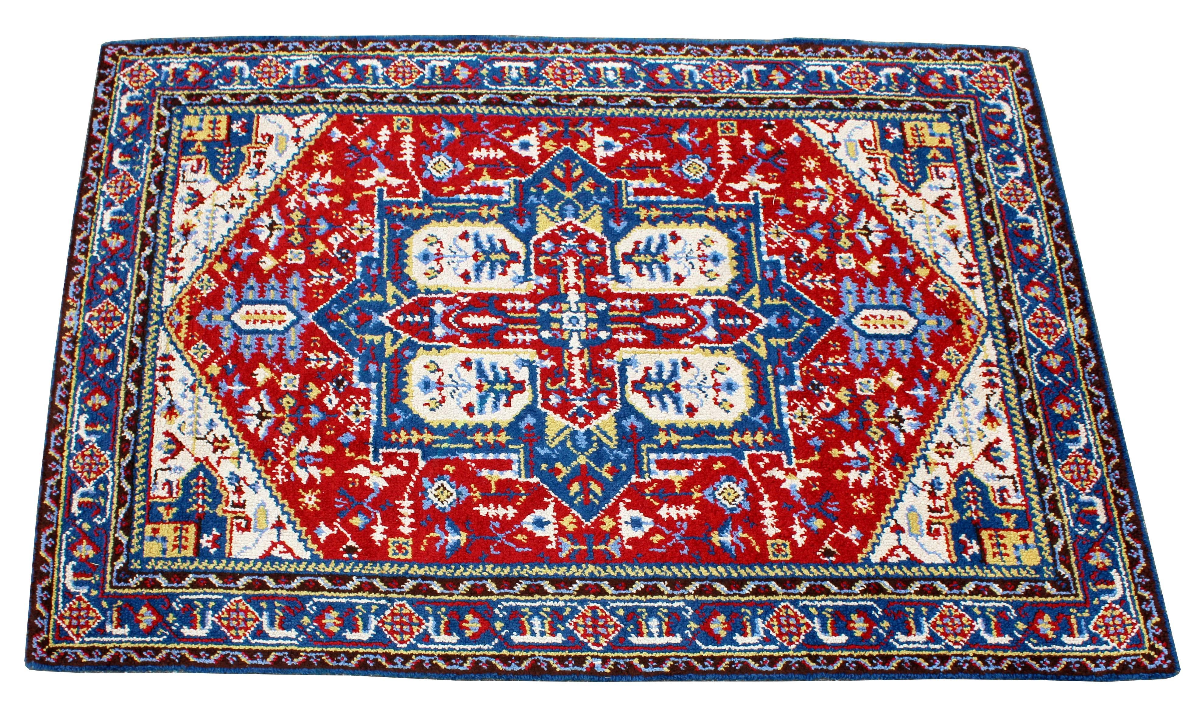 For your consideration is a beautiful, hand-knotted, rectangular area rug. In excellent condition. The dimensions are 76
