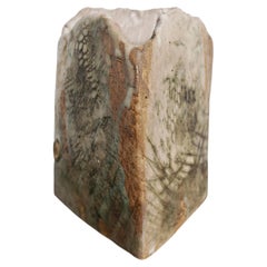 Vaso in ceramica fatto a mano della metà del secolo scorso con base triangolare, Jugoslavia anni '80