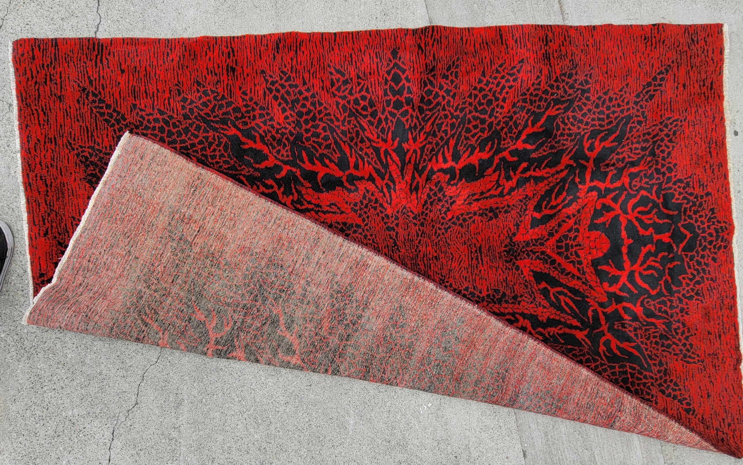 Mid Century Modern Hand Made Zeki Muren Teppich. Das rot-schwarze Design mit der Mitte schreit förmlich danach, bemerkt zu werden. 

Maße: ca. 76 breit x 113 lang
