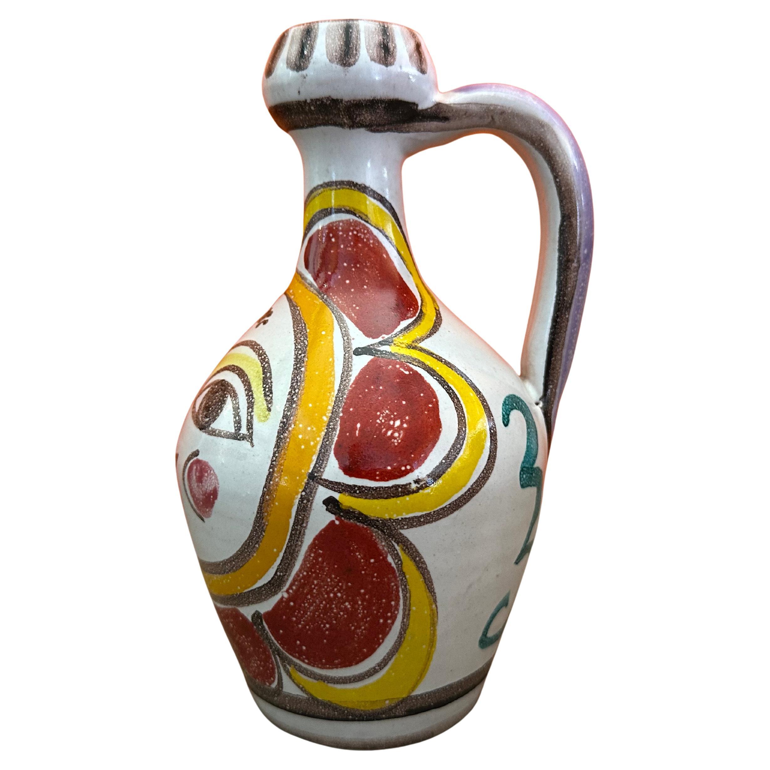 Magnifique vase-pichet peint à la main par Giovanni DeSimone. Cette pièce artisanale a été fabriquée en Italie et mesure 8