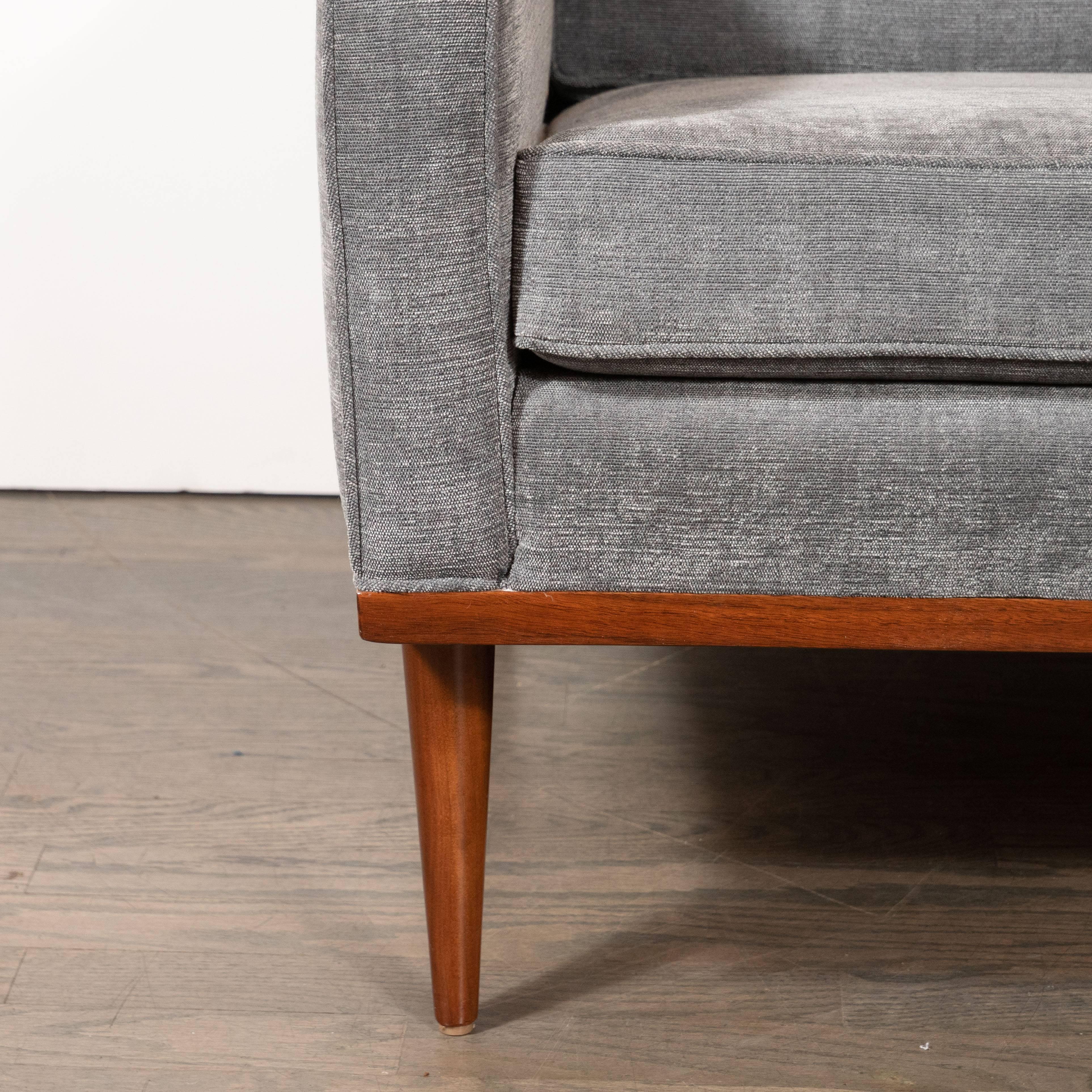 Moderner Sessel aus handgeriebenem Nussbaumholz mit Knopfleiste aus taubengrauem Stoff aus der Jahrhundertmitte (Moderne der Mitte des Jahrhunderts) im Angebot