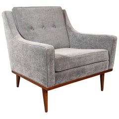 Fauteuil moderne du milieu du siècle dernier à dossier boutonné en noyer frotté à la main et tissu gris tourterelle