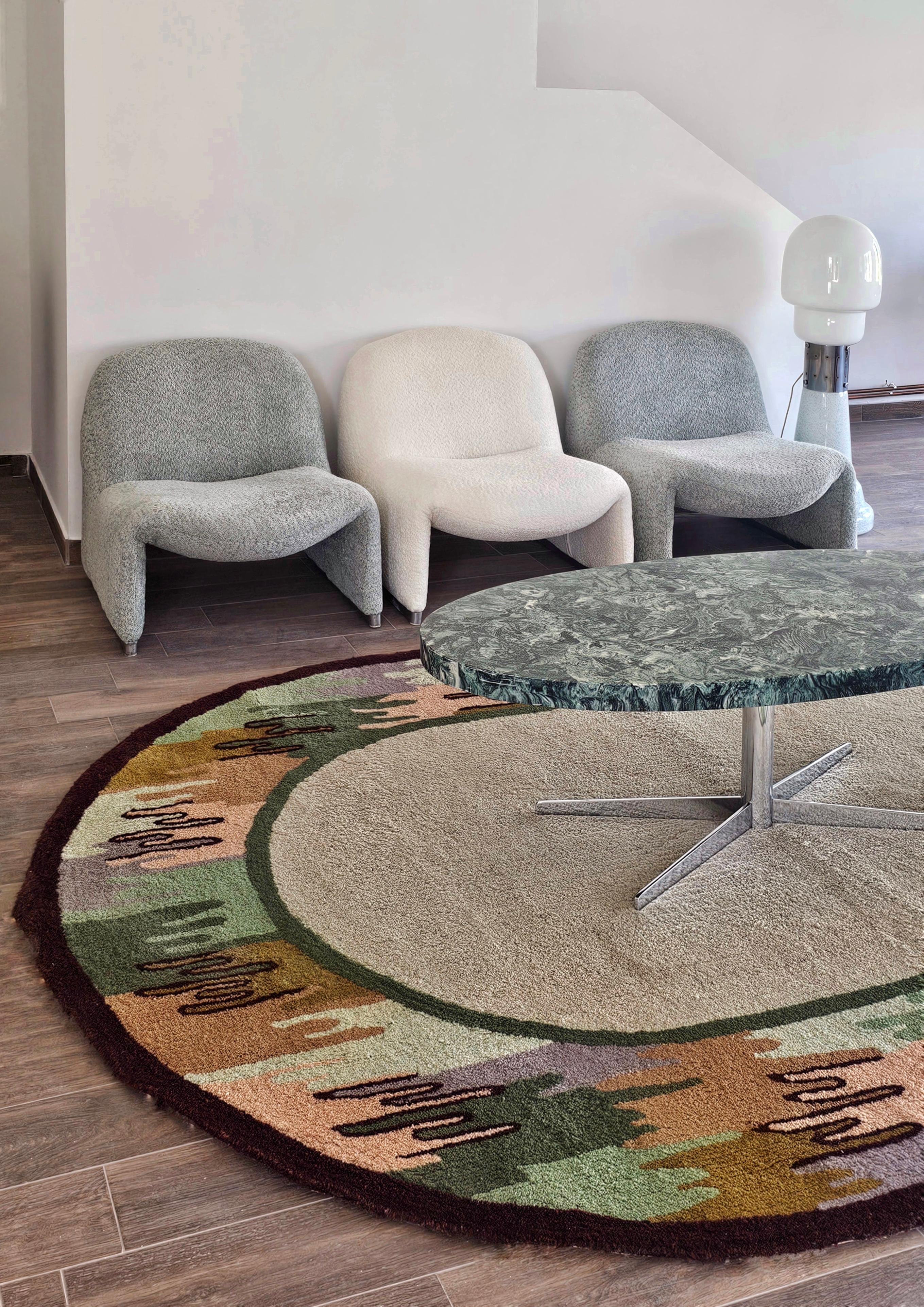 In diesem Angebot finden Sie einen einzigartigen Mid Century Modern handgetufteten ovalen Teppich. Es ist in erdigen Farben gehalten, wobei Beige und Grüntöne dominieren. Er hat ein absolut auffälliges abstraktes Muster, das leicht zu verschiedenen