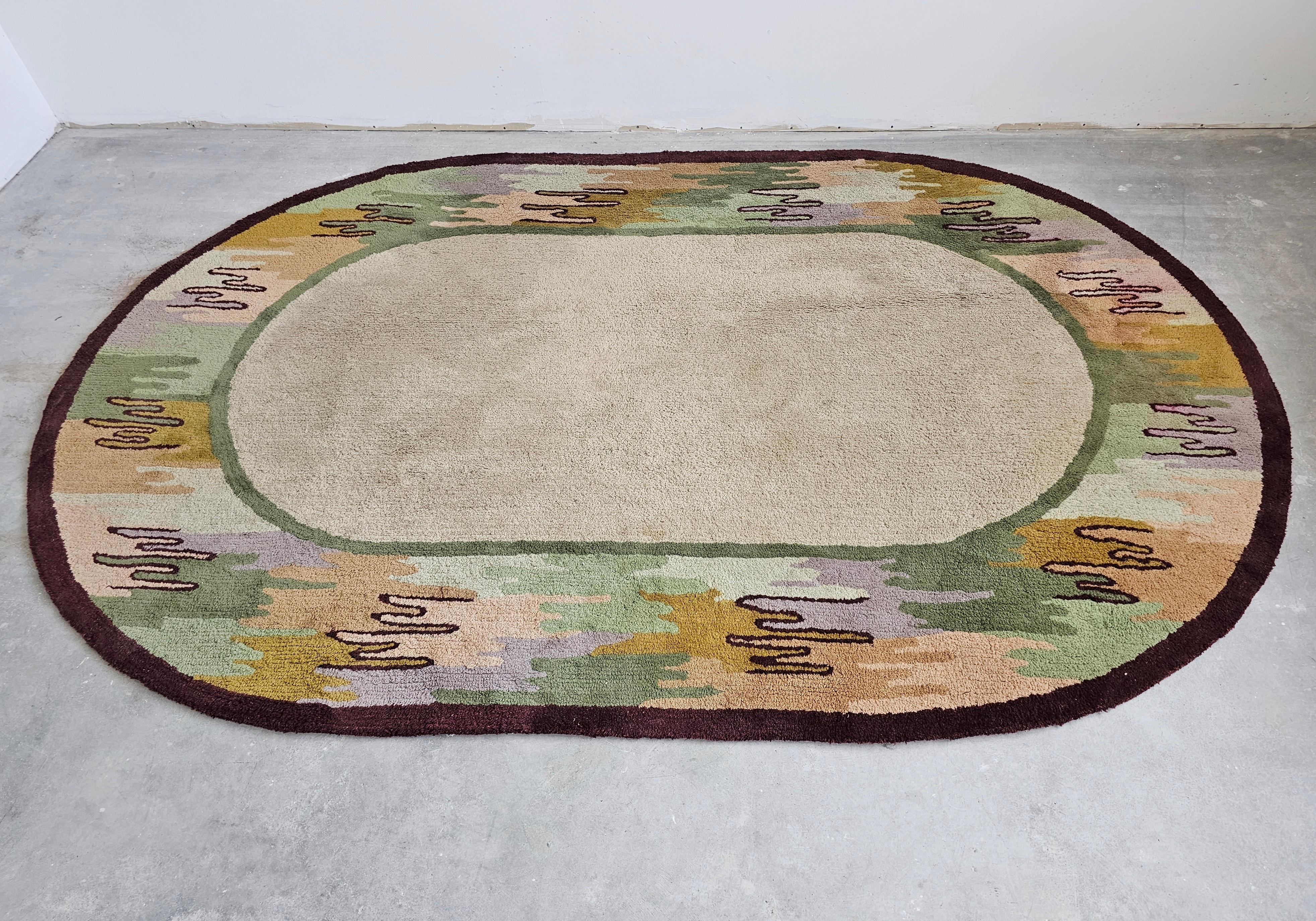 Handgetufteter ovaler Teppich in erdfarbenen Farben aus 100 % Wolle, Mid-Century Modern (Deutsch) im Angebot