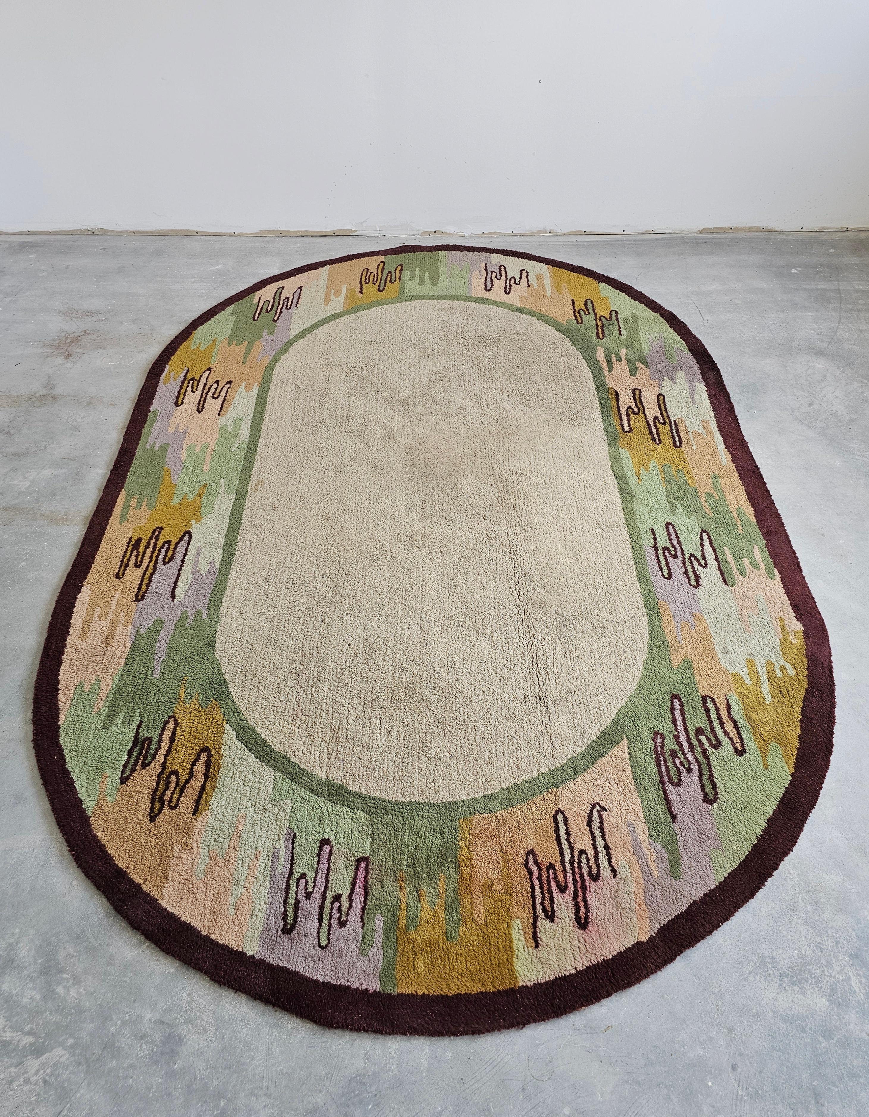 Handgetufteter ovaler Teppich in erdfarbenen Farben aus 100 % Wolle, Mid-Century Modern (Ende des 20. Jahrhunderts) im Angebot