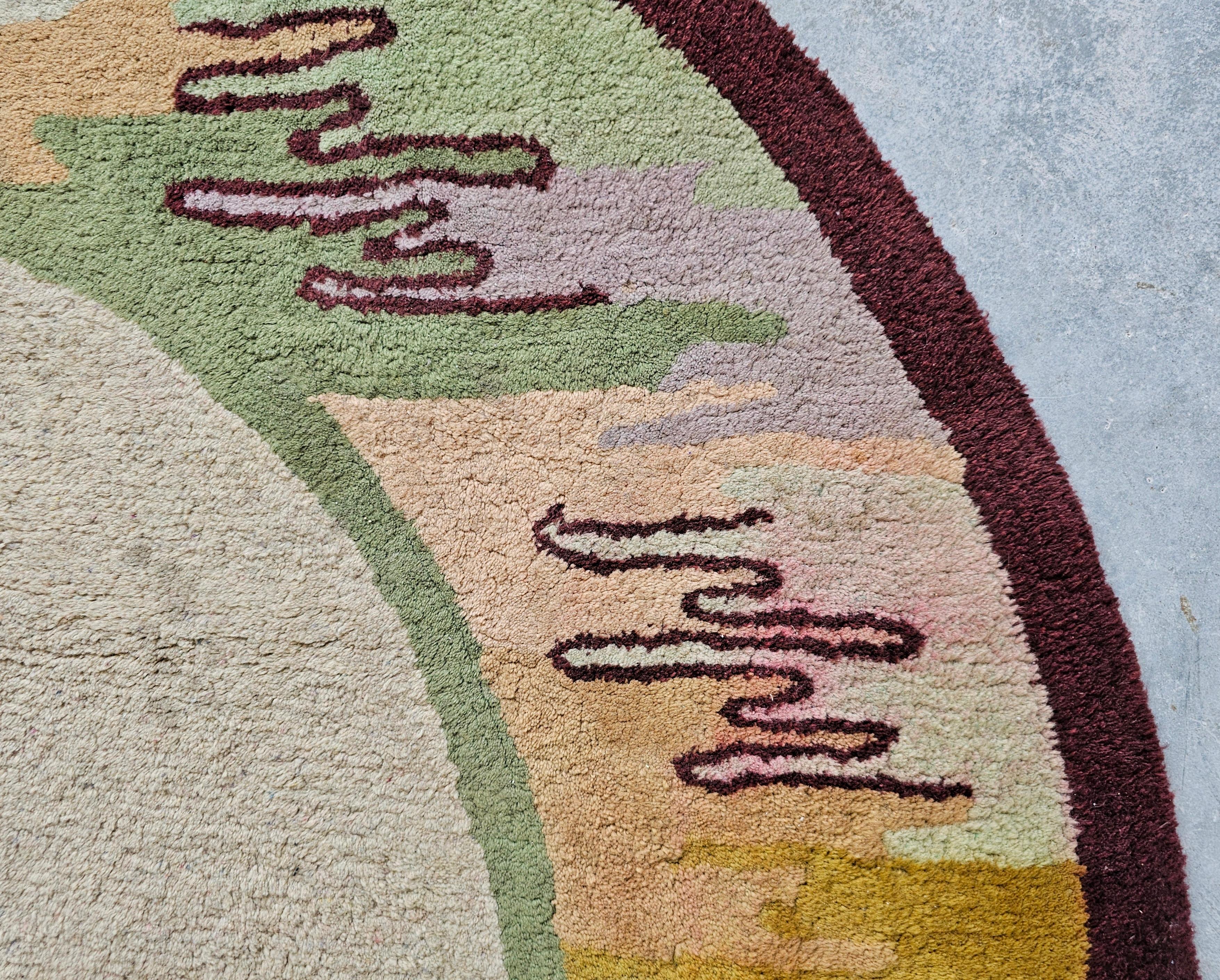 Handgetufteter ovaler Teppich in erdfarbenen Farben aus 100 % Wolle, Mid-Century Modern im Angebot 1