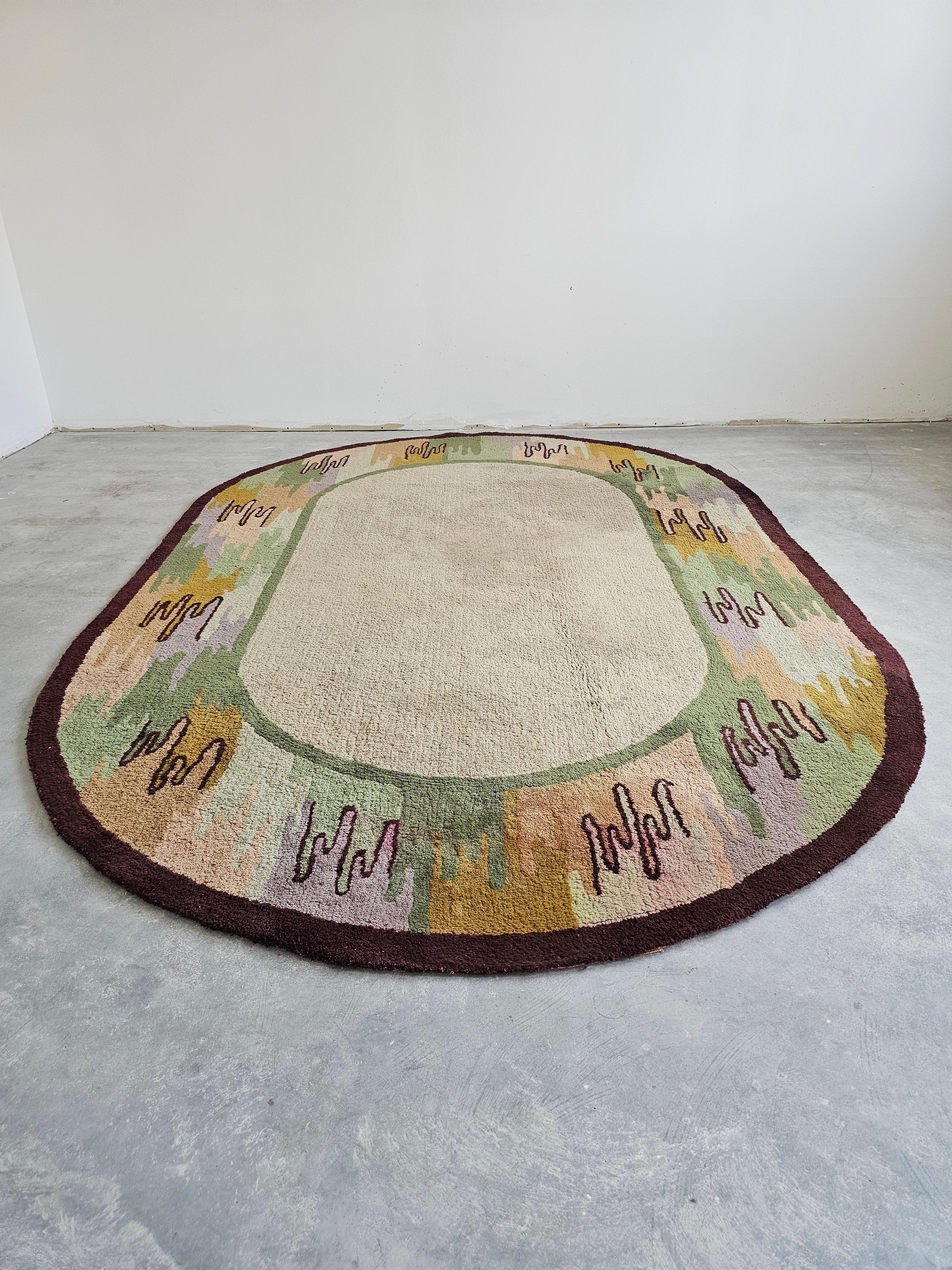 Handgetufteter ovaler Teppich in erdfarbenen Farben aus 100 % Wolle, Mid-Century Modern im Angebot 2