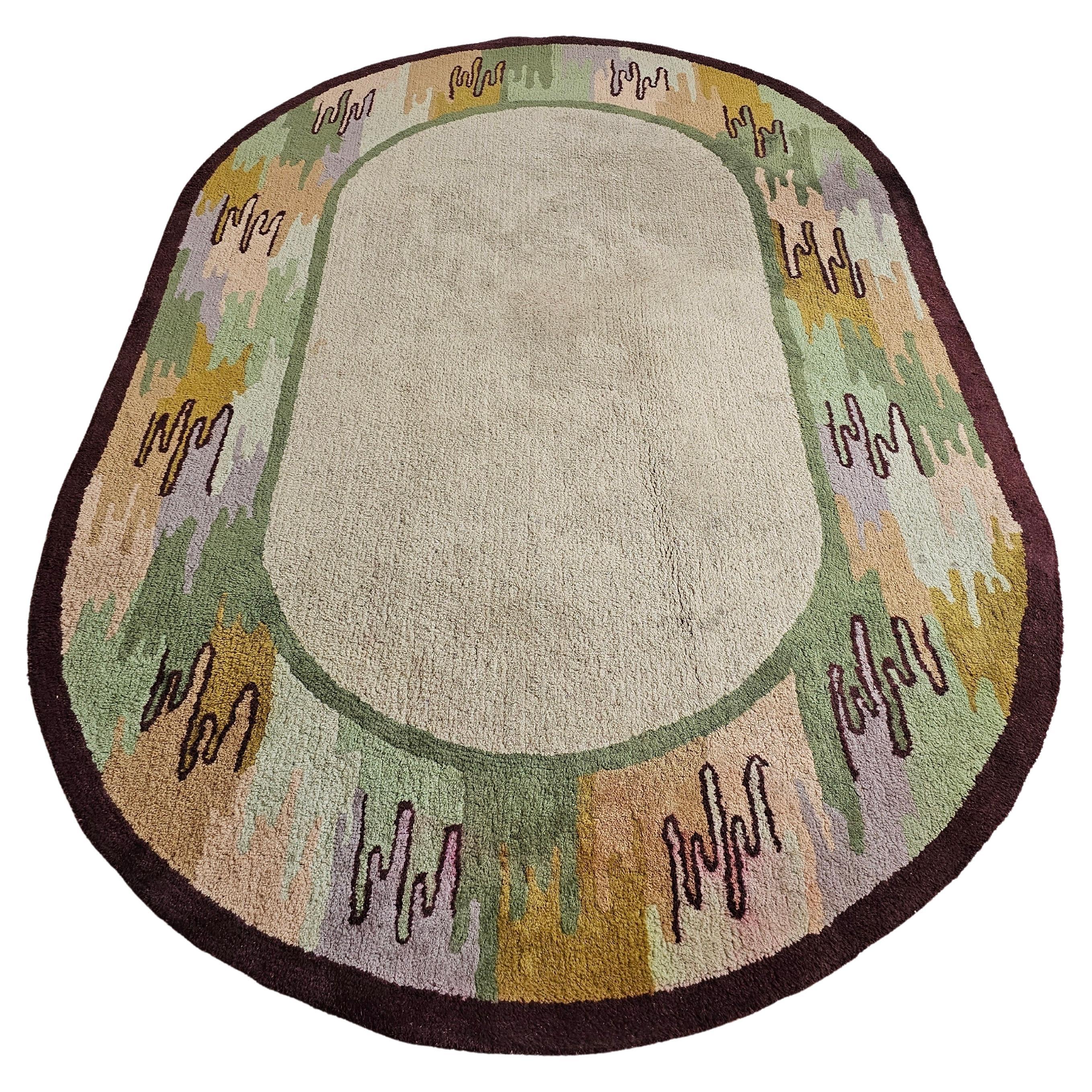 Handgetufteter ovaler Teppich in erdfarbenen Farben aus 100 % Wolle, Mid-Century Modern im Angebot