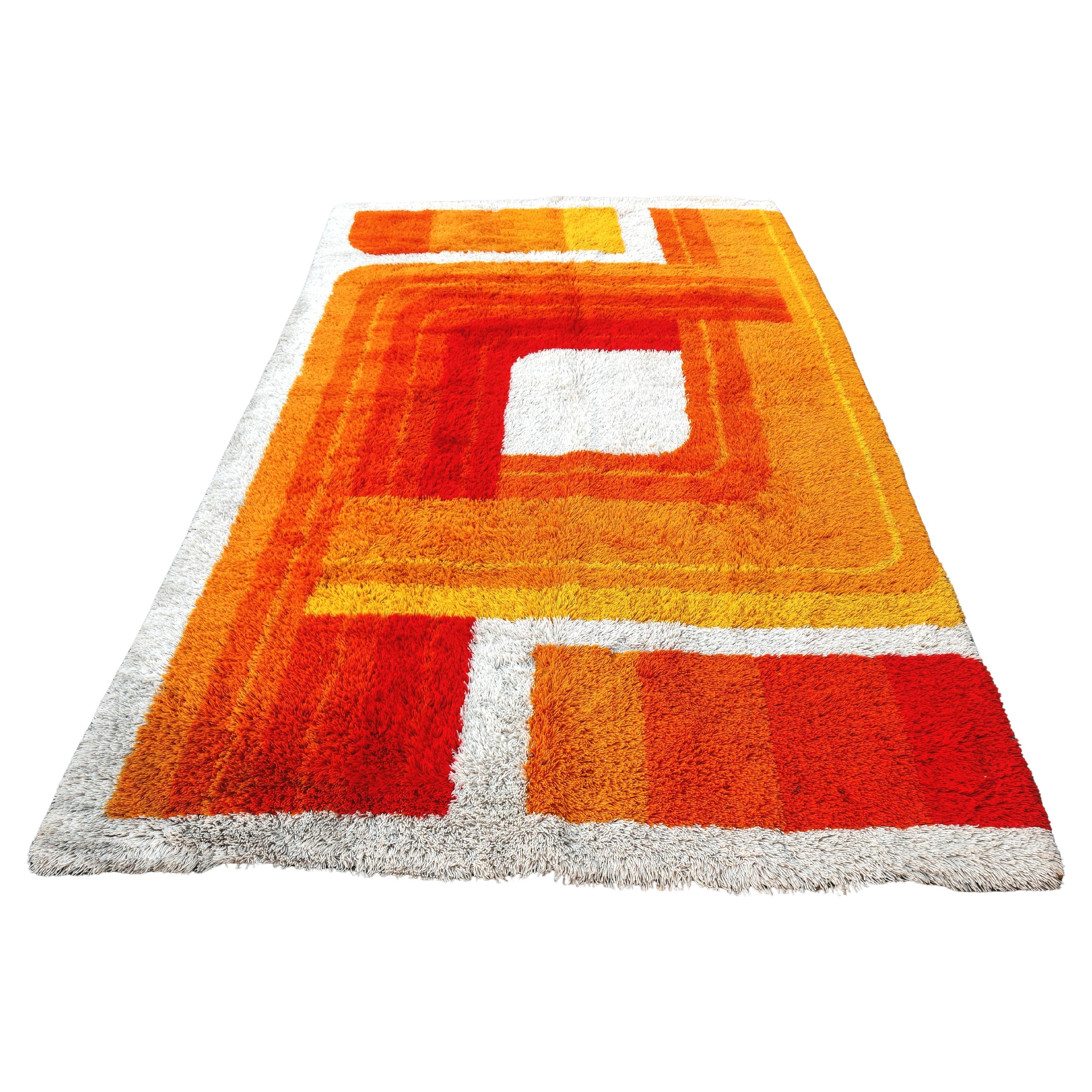Mid Century Modern hand-tufted rug in various shades of orange, ivory and yellow For Sale