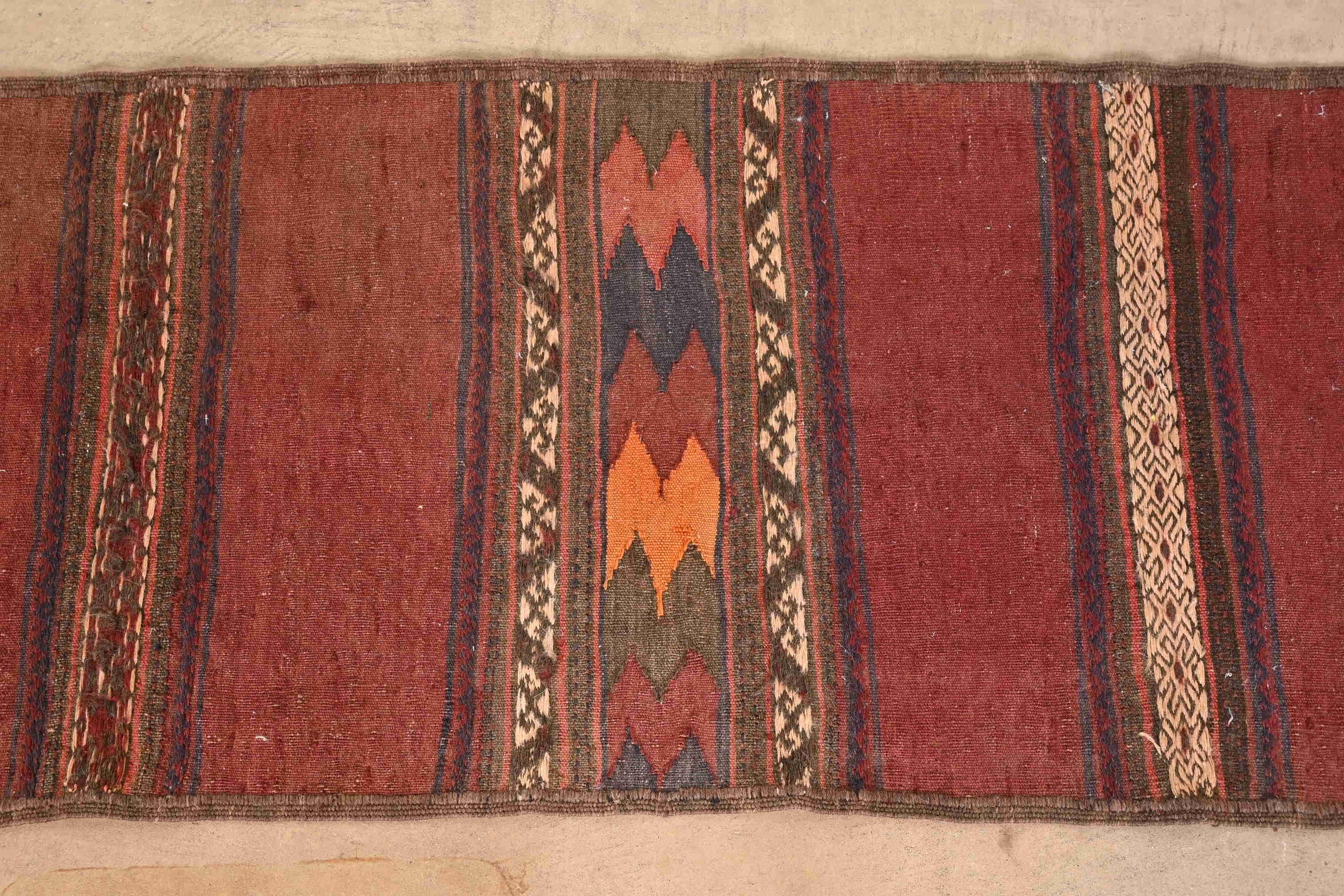 Moderner handgewebter afghanischer Kilim-Flachgewebe-Läufer aus der Jahrhundertmitte im Zustand „Gut“ im Angebot in South Bend, IN