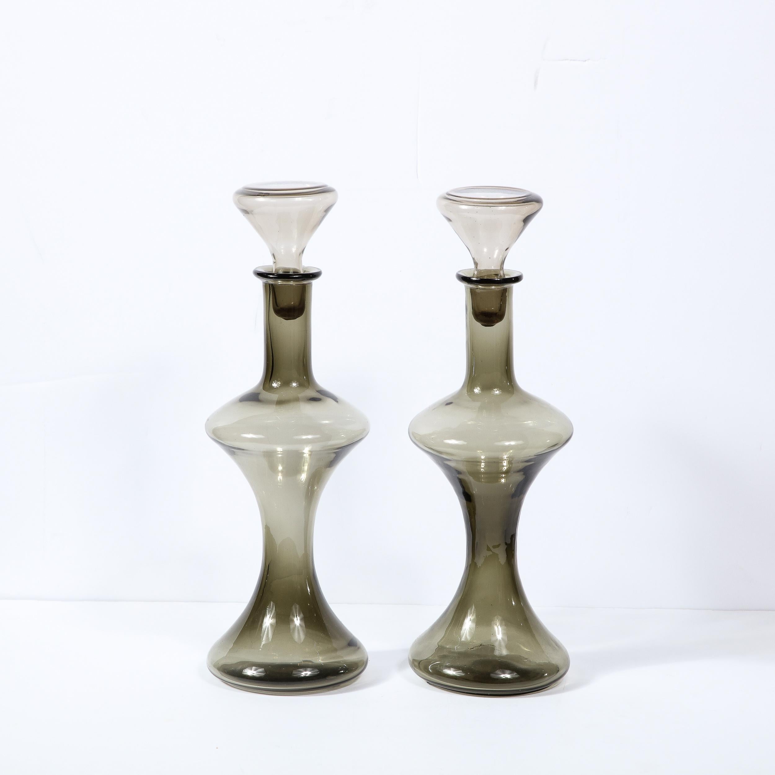 Mid-Century Modern mundgeblasene Gradient-Smoking-Muranoglas-Stundenglaskaraffen (Moderne der Mitte des Jahrhunderts) im Angebot