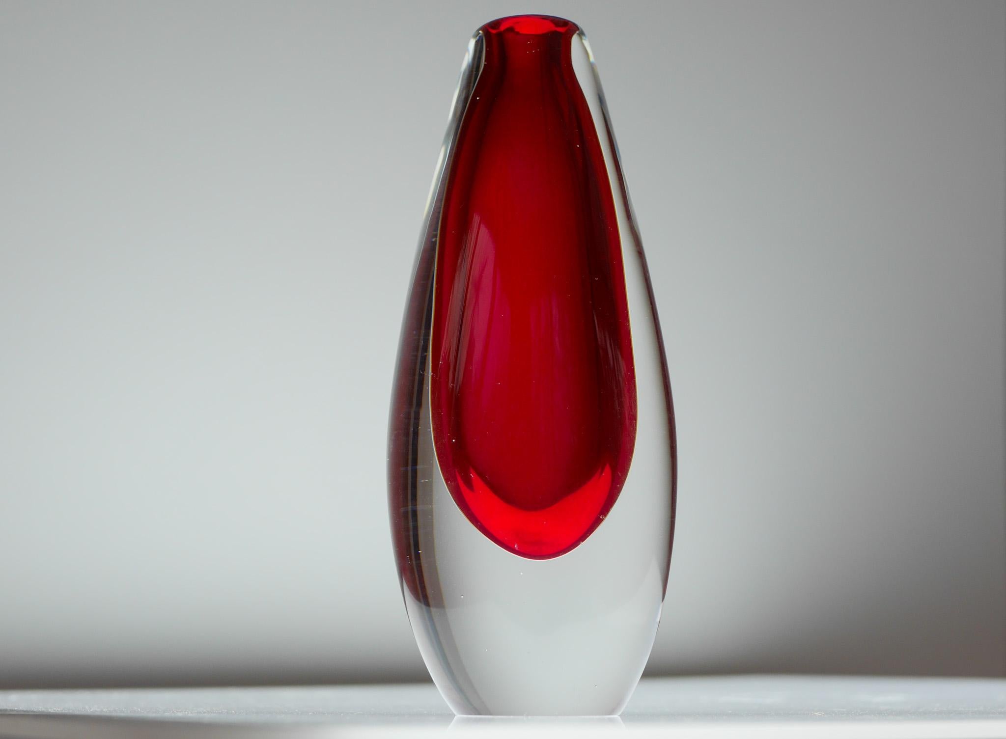 Handgeblasene skandinavische leuchtend rote sommerso-Kunstglasvase aus der Mitte des Jahrhunderts im Angebot 4