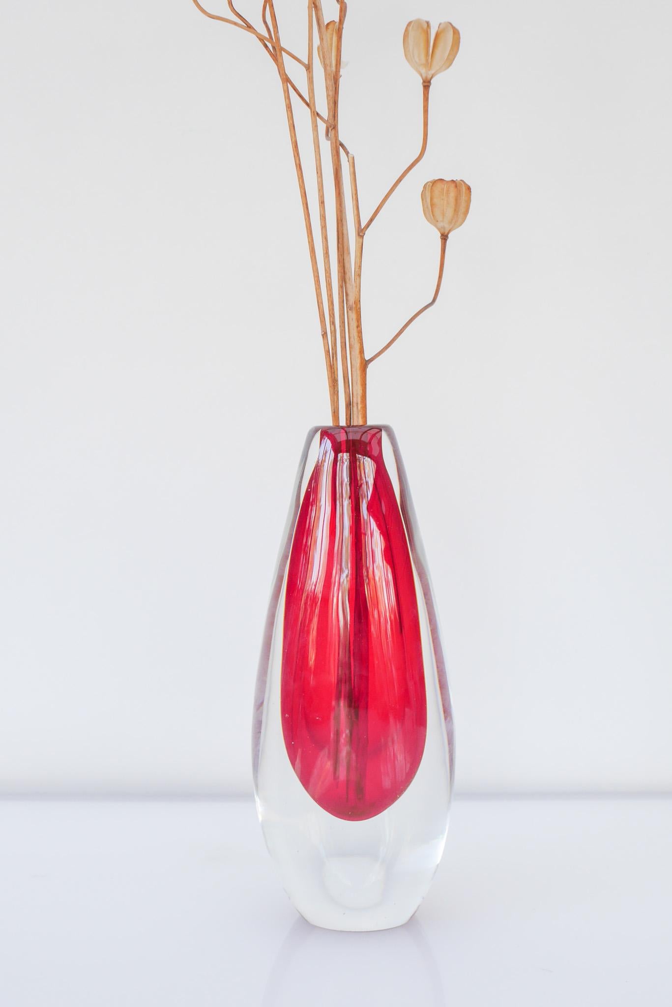 Handgeblasene skandinavische leuchtend rote sommerso-Kunstglasvase aus der Mitte des Jahrhunderts im Angebot 5