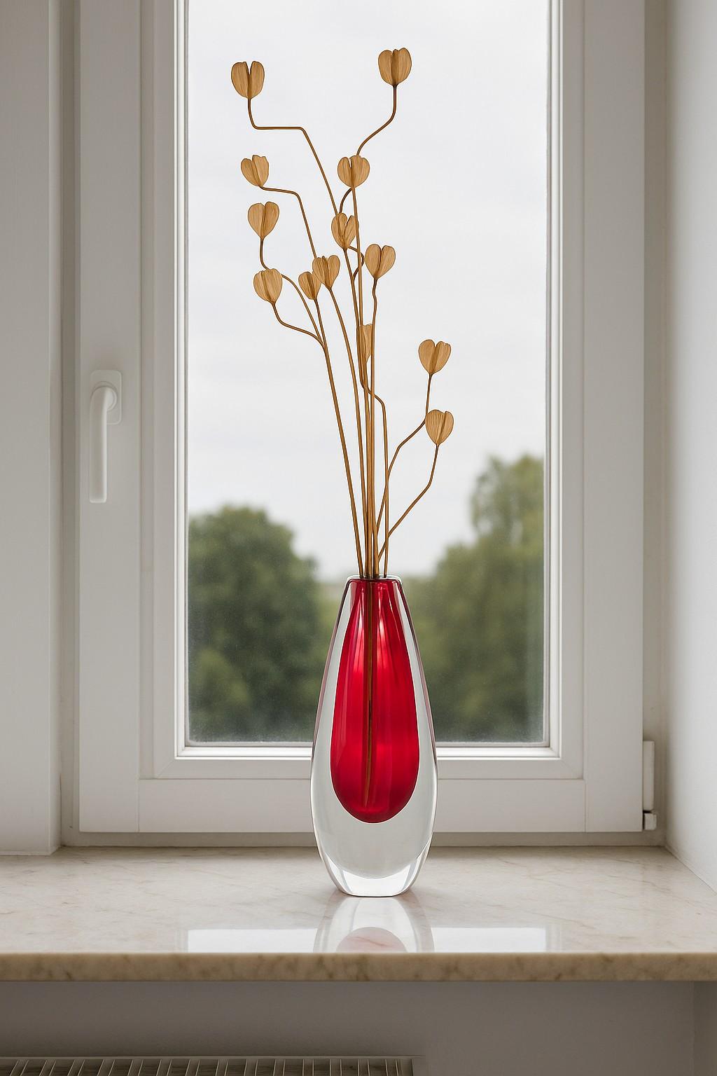 Eine erstaunliche mundgeblasenen Vintage mundgeblasenen hellen roten Sommerso signiert Glasvase, hergestellt und signiert von Ernst Gordon für Åfors, Schweden. Die Vase hat eine fantastische Tropfenform, aber es ist die Farbe, die diese Vase so