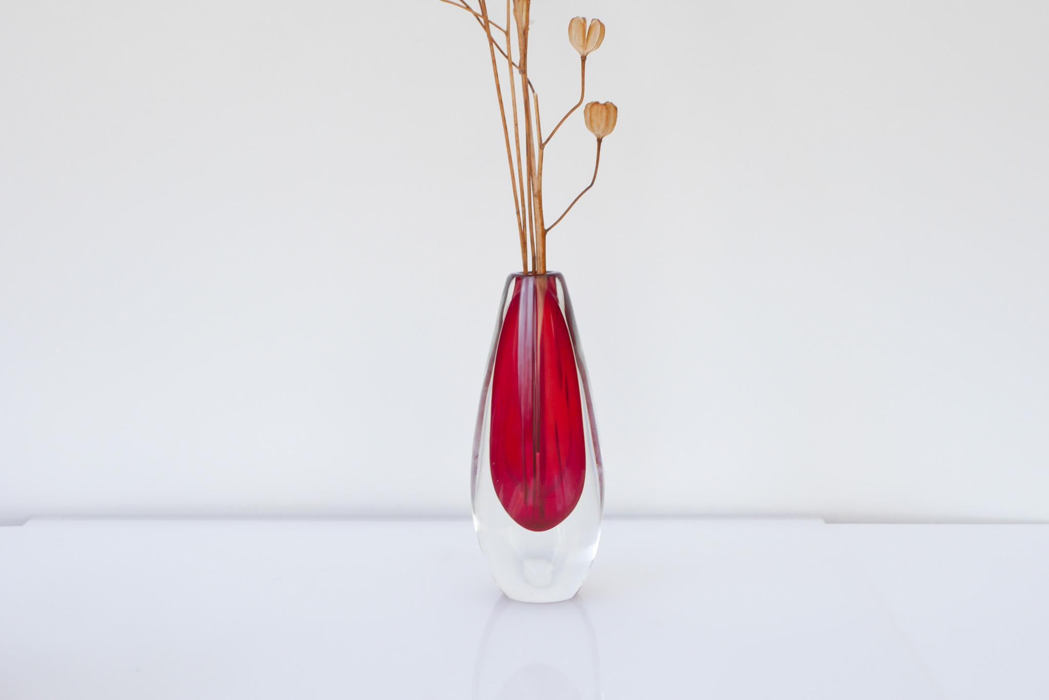 Handgeblasene skandinavische leuchtend rote sommerso-Kunstglasvase aus der Mitte des Jahrhunderts (Schwedisch) im Angebot
