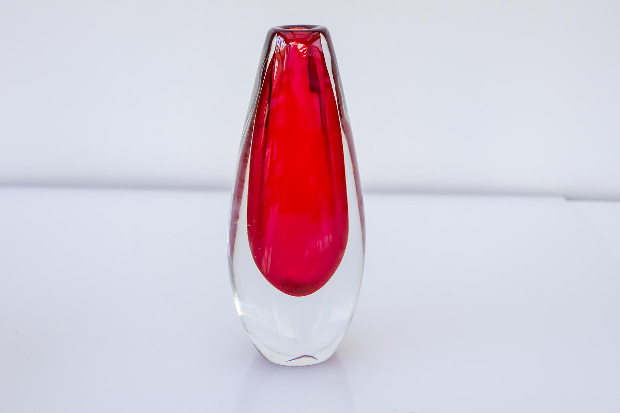 Handgeblasene skandinavische leuchtend rote sommerso-Kunstglasvase aus der Mitte des Jahrhunderts (Handgefertigt) im Angebot