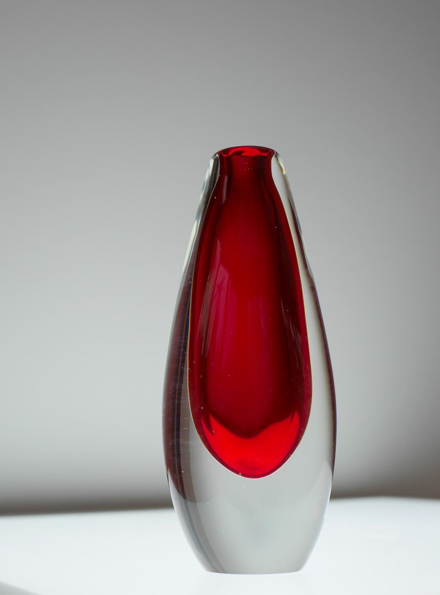 Handgeblasene skandinavische leuchtend rote sommerso-Kunstglasvase aus der Mitte des Jahrhunderts (Mitte des 20. Jahrhunderts) im Angebot