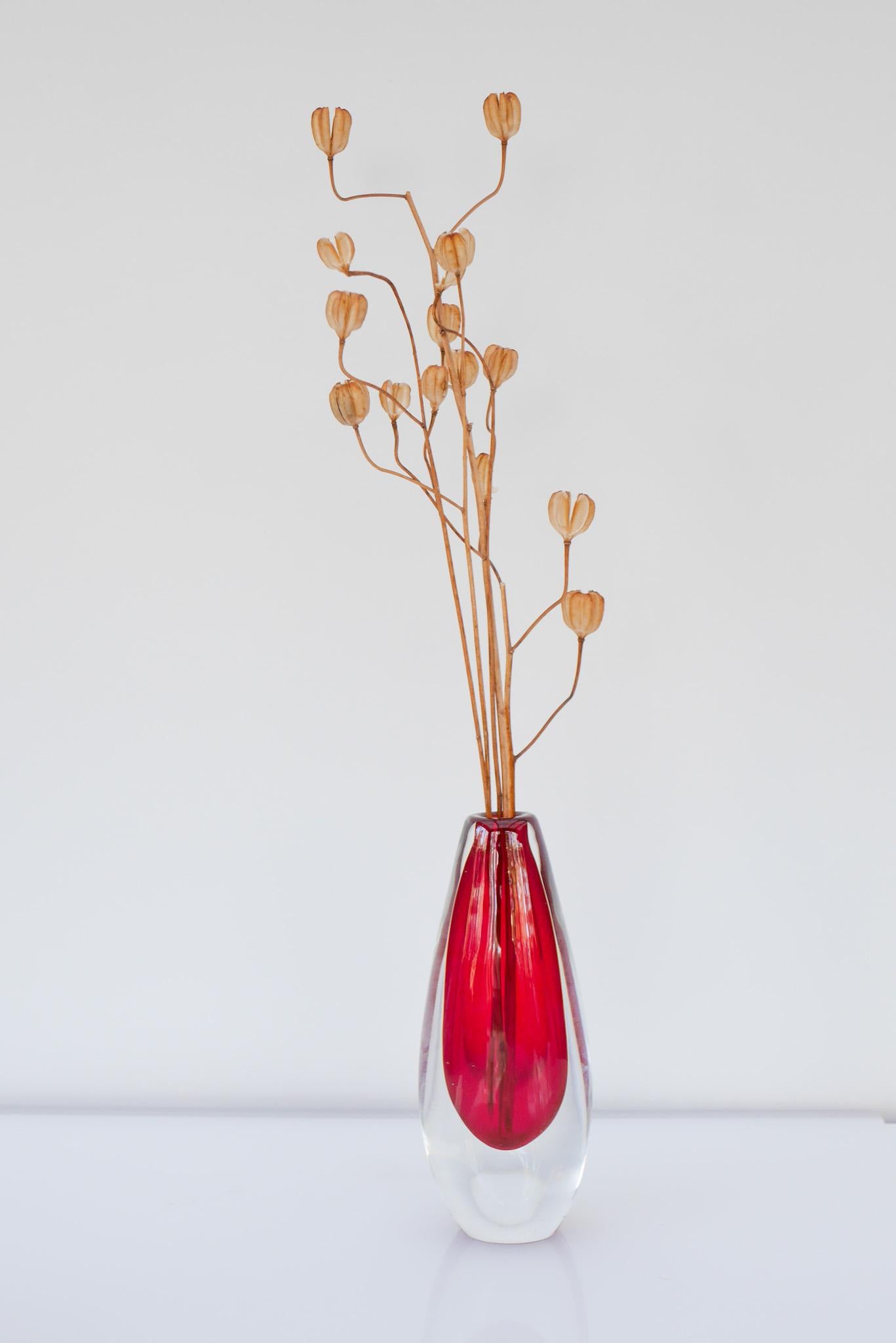 Handgeblasene skandinavische leuchtend rote sommerso-Kunstglasvase aus der Mitte des Jahrhunderts (Sommerso-Glas) im Angebot