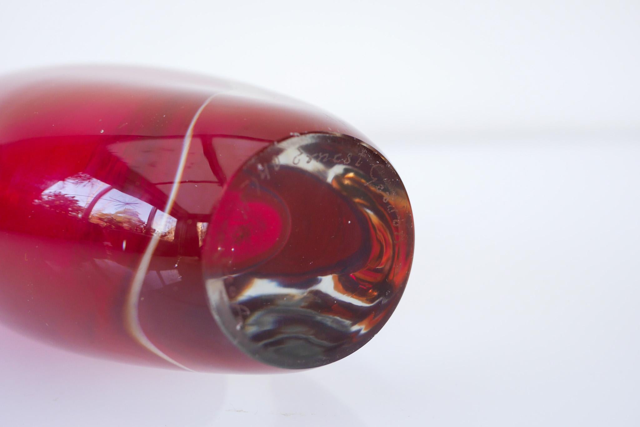 Handgeblasene skandinavische leuchtend rote sommerso-Kunstglasvase aus der Mitte des Jahrhunderts im Angebot 1