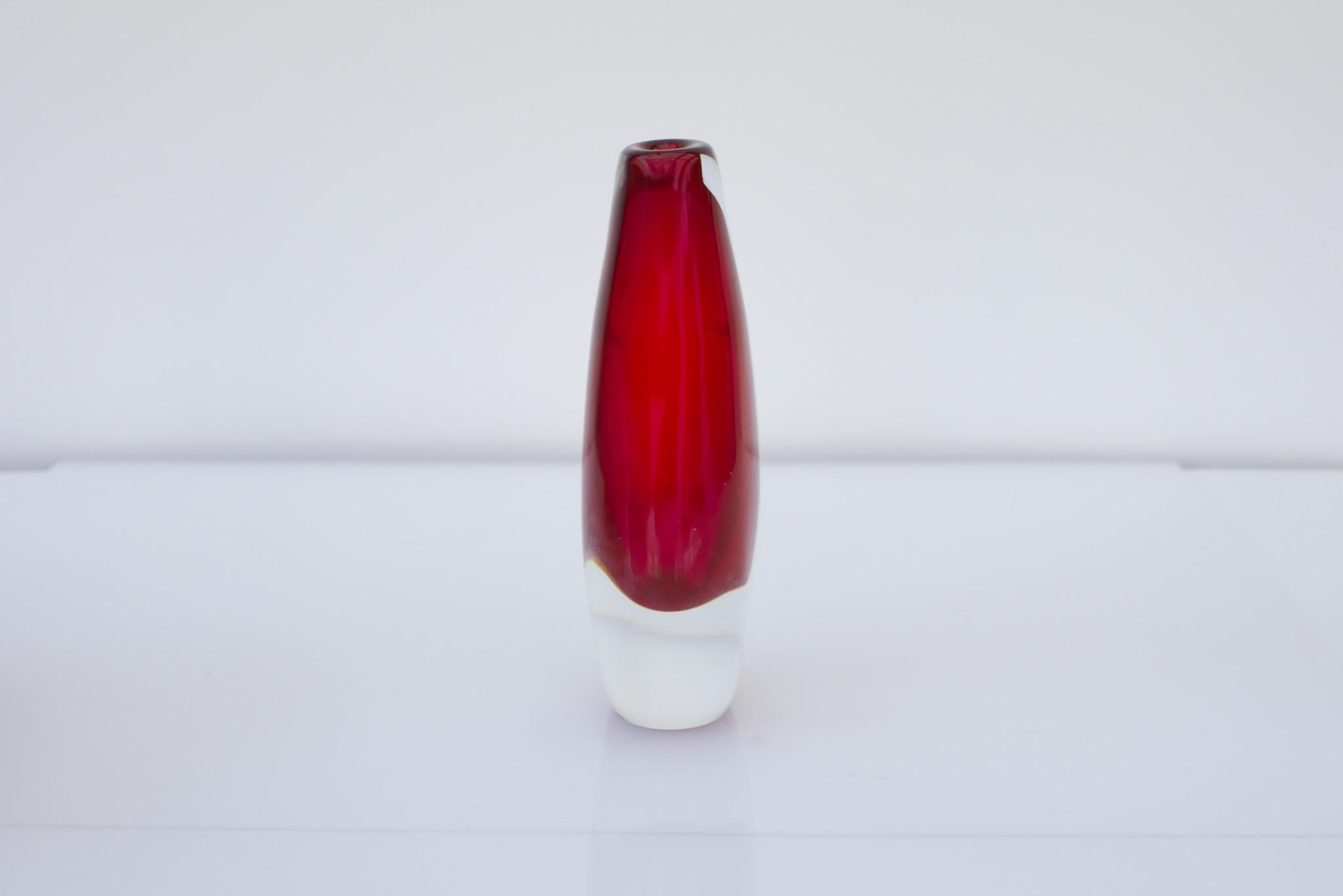 Handgeblasene skandinavische leuchtend rote sommerso-Kunstglasvase aus der Mitte des Jahrhunderts im Angebot 2