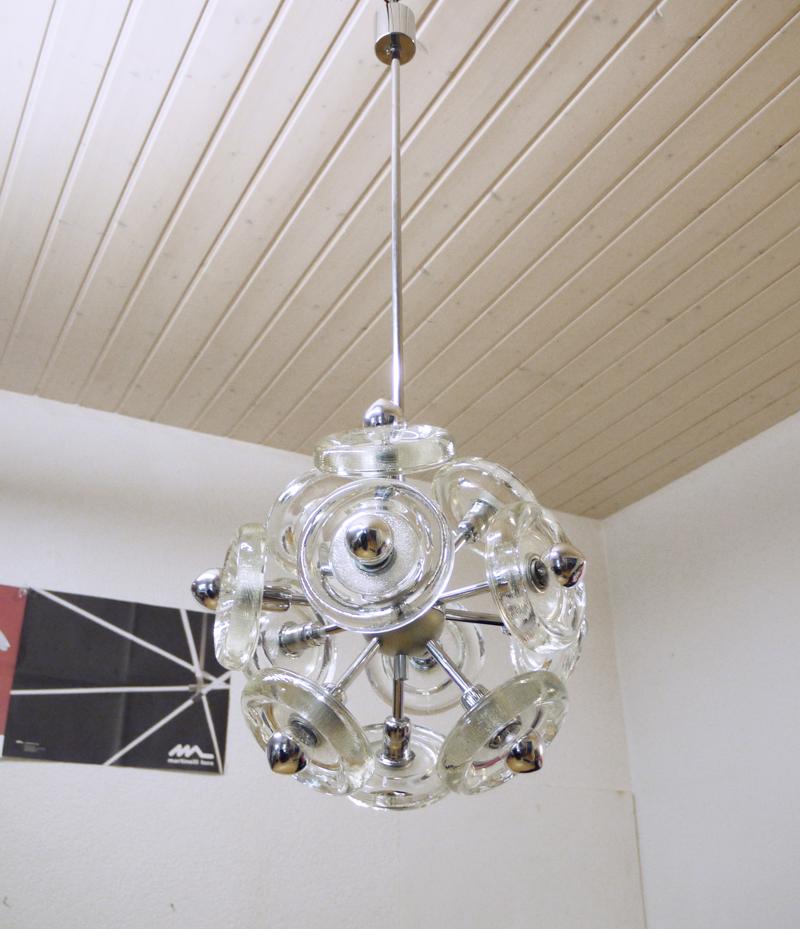 Cet élégant design Sputnik-Light a été réalisé en Italie, vers les années 1960. Il se compose de douze nuances de verre de Murano soufflé à la main, en forme de tore, dans un magnifique ton blanc-clair, incrusté d'une abondance de minuscules bulles